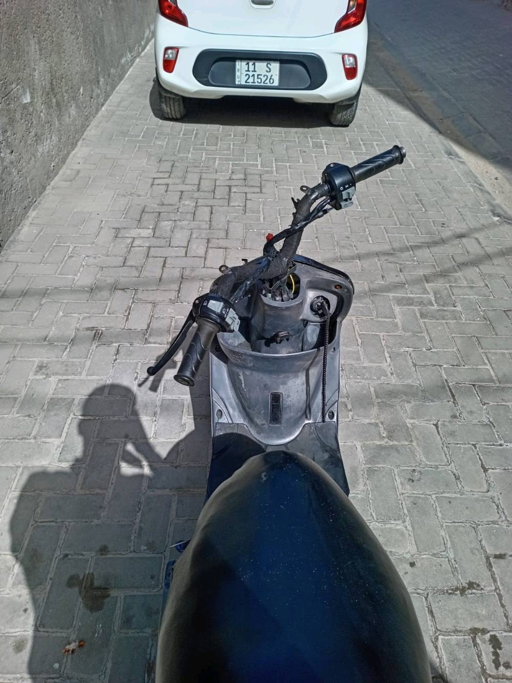 دراجة نارية للبيع، بحالة مقبولة مع بعض علامات التآكل على الهيكل. مناسبة للتنقل داخل المدينة. تأكد من الاتصال للاستفسار عن مزيد من التفاصيل أو للمفاوضة على السعر.