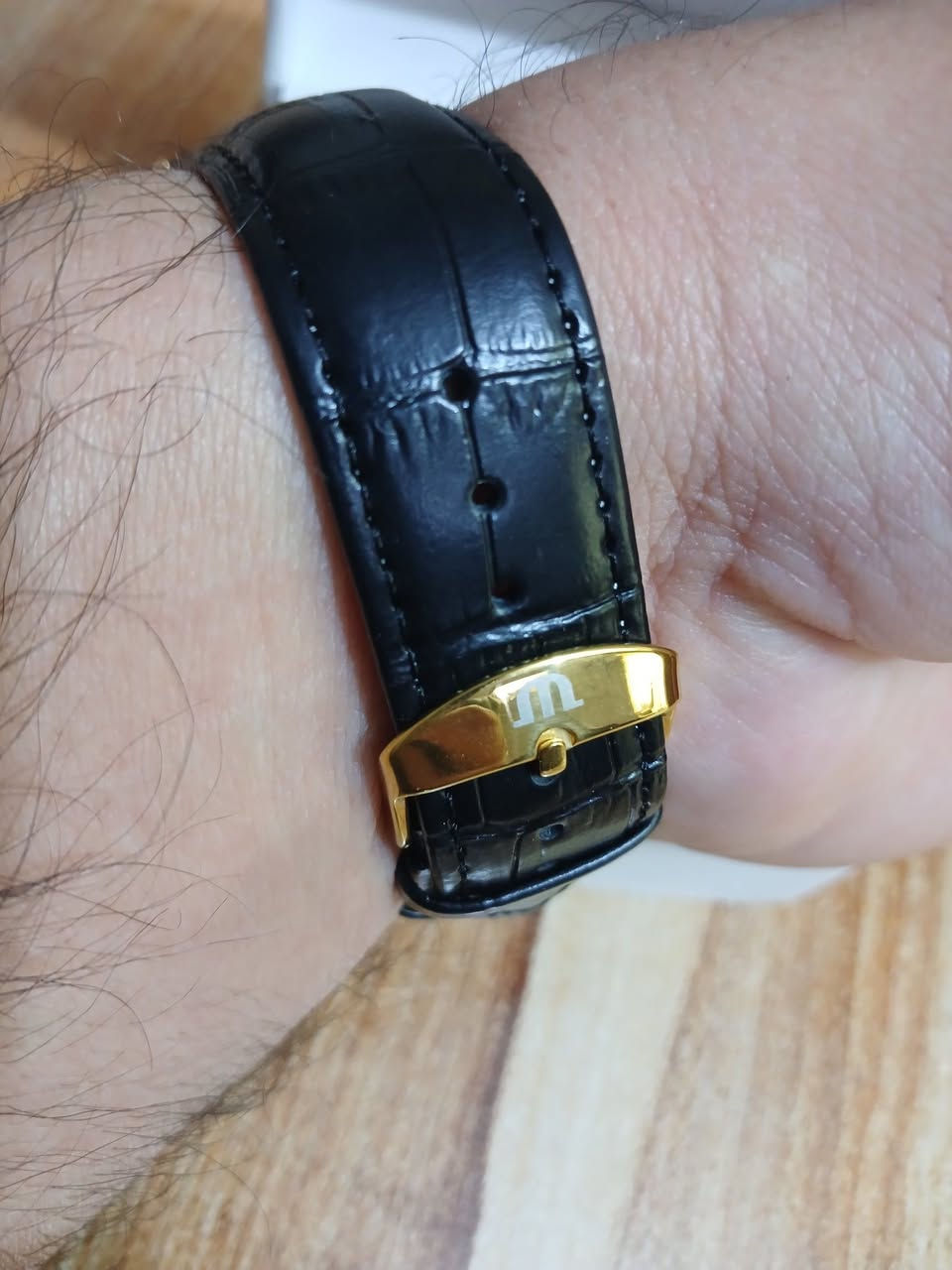 ساعه موريس لاكروا سويسرية فاخره تماتيك طلعتلي بهذا الشكل سناتر كله شغاله السعر 35 الف مع التوصيل بالعافيه الي ياخذها
المينا: تأتي بمينا أسود يضم عدادات الكرونوغراف (لقياس الوقت) وعقارب ومؤشرات ذهبية اللون.
الإطار: إطار دائري مطلي بالذهب (أو بلون ذهبي) مع أزرار جانبية للتحكم في وظائف الكرونوغراف وتعديل الوقت.
الحزام: حزام جلدي أسود أنيق، مما يمنحها مظهراً كلاسيكياً فاخراً.
الحركة: تعمل بحركة سويسرية أوتوماتيكية (Swiss Made)، مما يعني أنها تعتمد على حركة معصمك لتوليد الطاقة.


**إذا كنت صاحب هذا الإعلان وتريد حذفه لأي سبب، رجاءا أرسل رسالة إلى الدعم الفني**