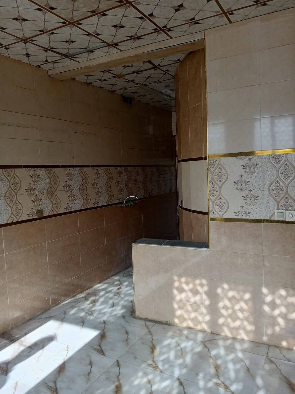 السلام عليكم
دار سكني حي دوام المعمل ركن الربع الأول
المساحة ٢٣٠ متر
عرض الشارع ١٠ متر و ١٢ متر
الواجهة ١٢ ونص متر
طابقين ٤ غرف نوم ملحقات كامله
حديث بناء سنة ٢٠٢٠
فارغ حاليا
السعر عل خاص او الاتصال ***********
