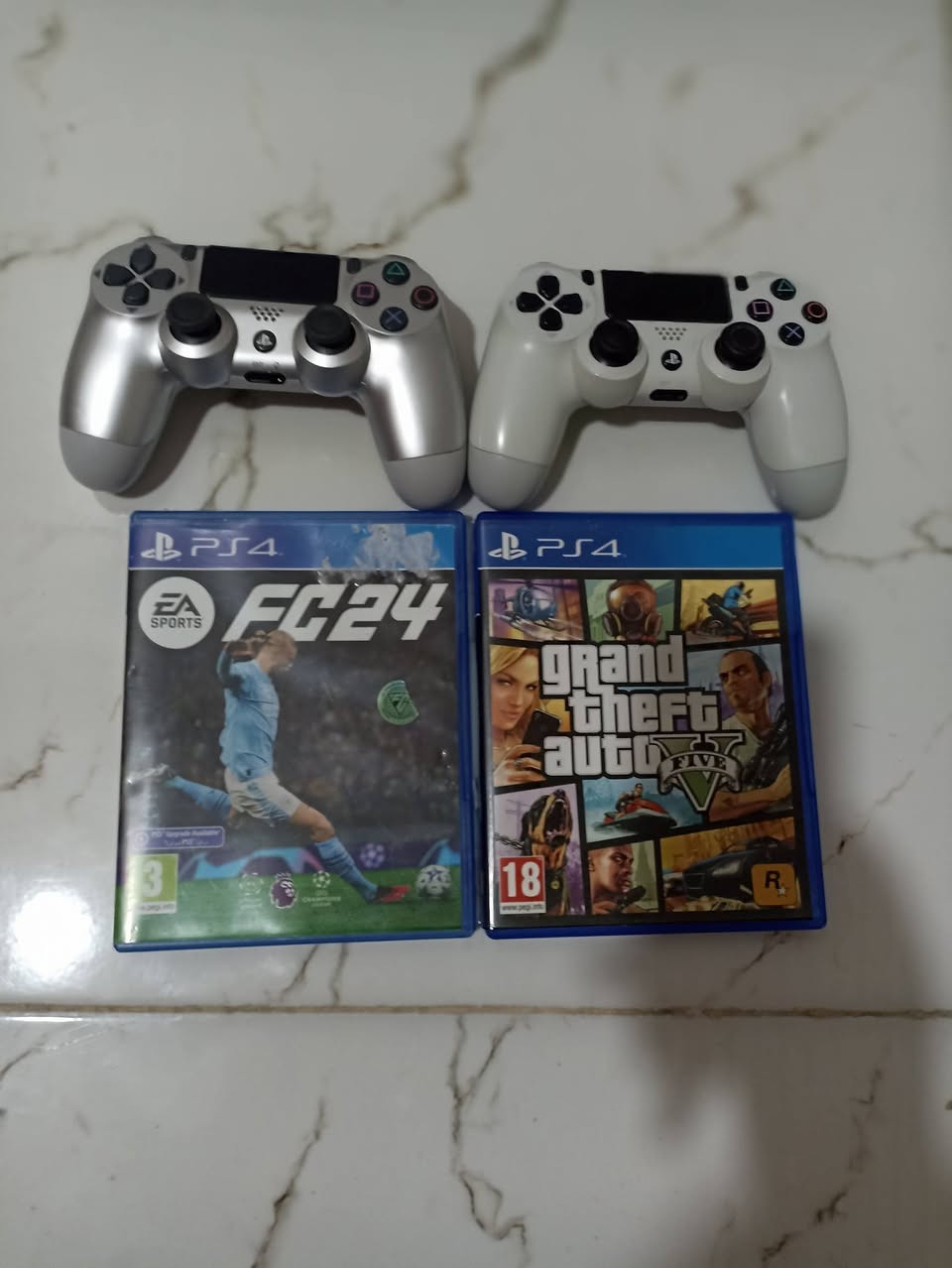 سلام عليكم بلي فور للبيع كامل ملحقات بلي نضيف عل فحص 
وياه ثنين يدات وفيفا 24 وكراند 5وبعد العاب داخل البلي وياه يو بي اس شركه تايكر المكان بغداد السعر خاص او رقم***********
