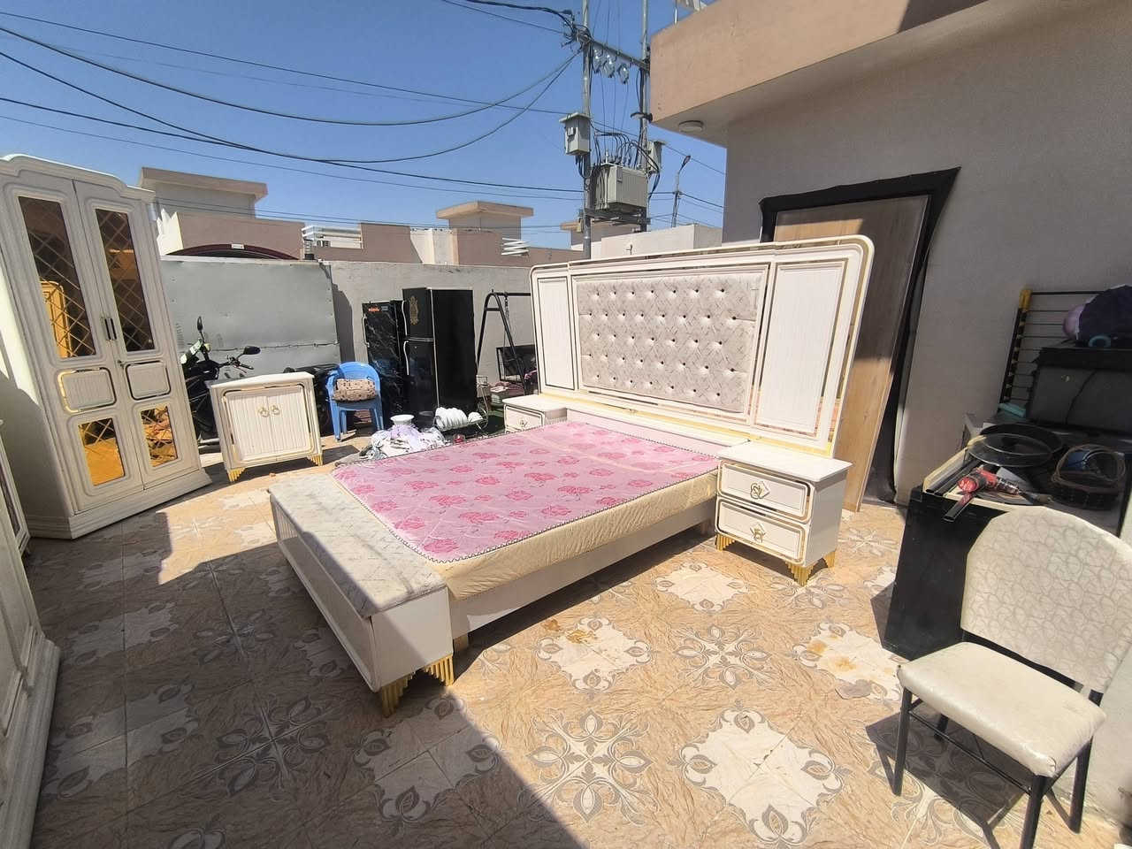 سلام عليكم غرفه اخشاب نجاره عراقيه
نجرته قبل سنه كلفتني 3350 
غرفه كامل ومابيه اي عيب 
وياها حته دوشكه 
الاستسفار ***********
