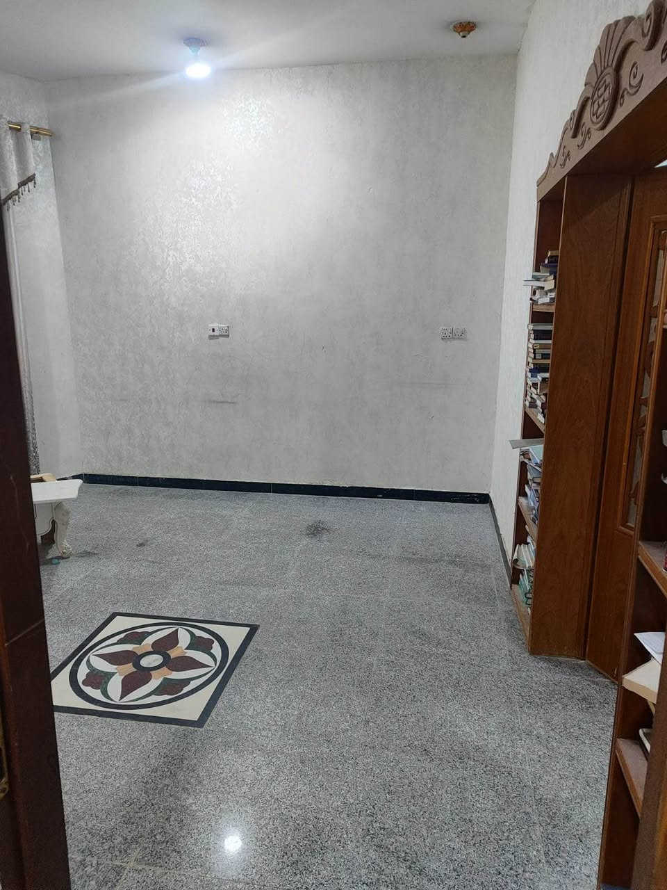 🔴 للبيع بيت مع الأثاث 🏠
📍الموقع: ابو الخصيب – محولة الزهير
▫️المساحة الكلية: 400 متر
▫️مساحة البناء: 250 متر
▫️الواجهة: 15 متر
▫️النزال: 27 متر
✨ مواصفات البيت:
▪️غرفتين نوم سويت
▪️صالتين
▪️استقبال
▪️صحيات داخلية وخارجية
▪️كراج كبير
▪️حديقة خلفية
▪️بناء طابوق مرتب
📄 الطابو: زراعي سهم – تحويل باسم المشتري
📍يبعد عن شارع السايدين حوالي 1 كم
🛋️ البيع مع الأثاث كامل
💰السعر: 170 مليون قابل للتفاوض
*********** البصرة, العراق
