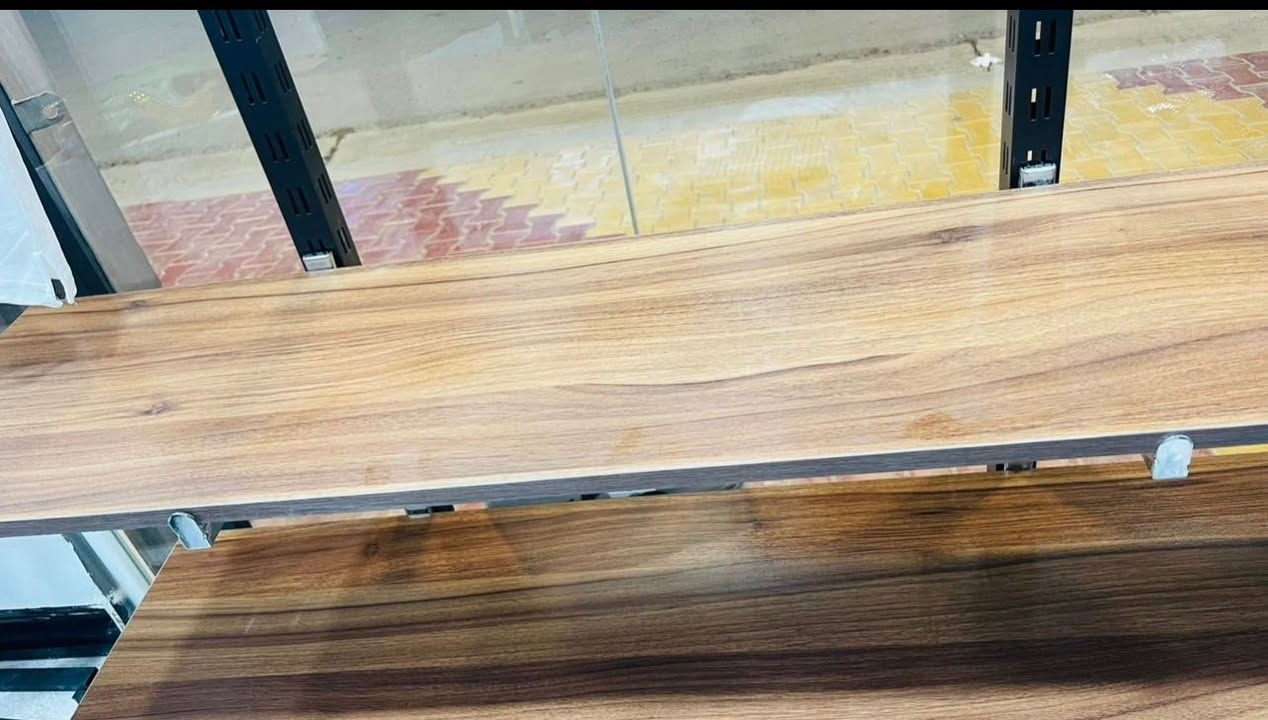 السلام عليكم رفوف جاهزه للبيع الطول 240 يعني مترين واربعين سانتيم استندر 38متر مال محل آخت الجديده سعر القطعه الوحده 18الف 
***********
