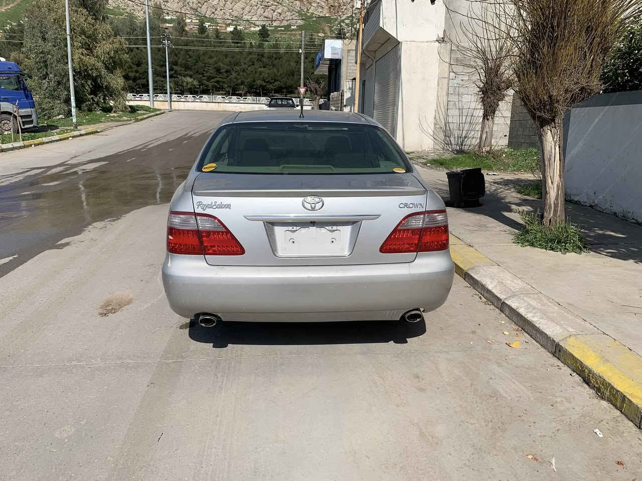 شاینە بڕاوە ٢٠٠٧ ساج مەلەکی سێ  دوگمەو پەردە گەورە بە گەورە
سەقفى وەک شوشە لاشەی وەک شوشە لۆک لۆک
یەک چاڵیشی پێوە نیە
١٢٠ هەزار  ڕۆشتوە
گێڕو مەکینەو تەقەو ڕەقەی  بەشەرت 

***********
