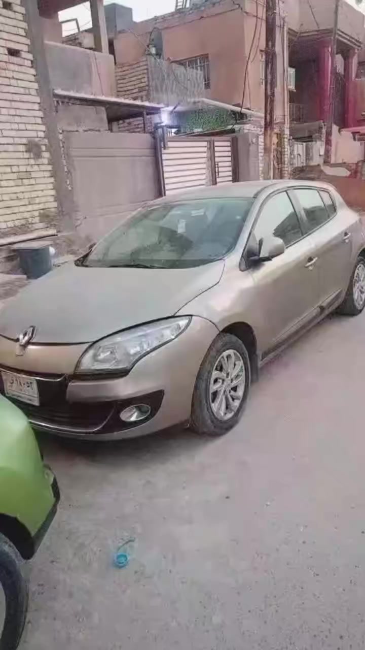 السلام عليكم رينو ميكان موديل 13
كير ومحرك مكفول مصبوغة احزام  لعنوان بغداد لشعب الرقم ***********.        السعر 67 وبيها مجال
