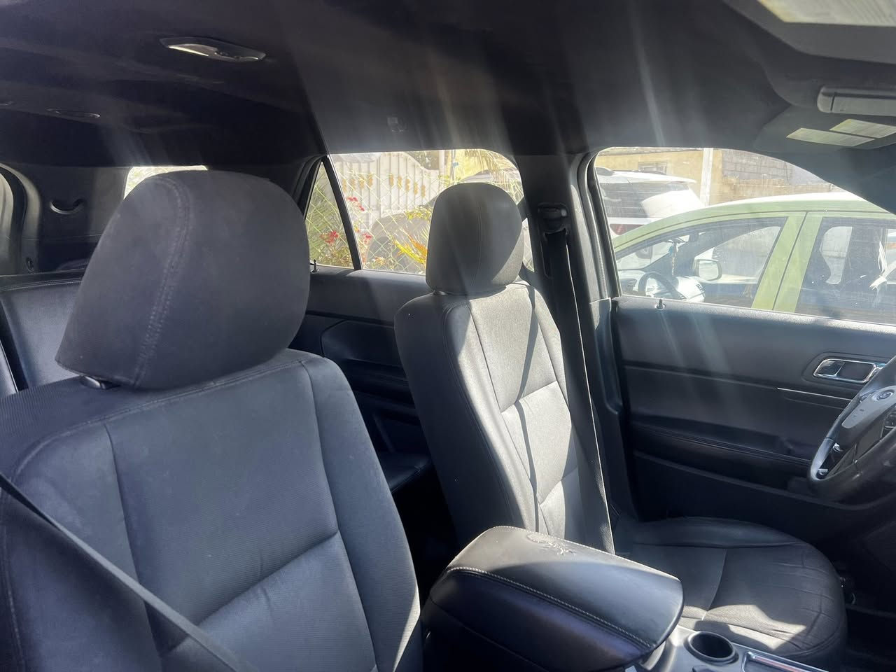 السلام عليكم فورد اكسبلور مواصفات بوليسي شاشة تيسلا قطعتين تبريد حجم المحرك 3700 كير عشر نمر  4WD خمسه راكب السياره جنطتها جداً ضخمه تكدرون اتضيفولها كراسي اضافيه السياره حلوه ما محتاجه اي شي كيرها ومكينتها مكفولات ماشية 130 الف كيلو سعرها 145 ورقه وبيه مجال بسيط للاستفسار الاتصال ***********
