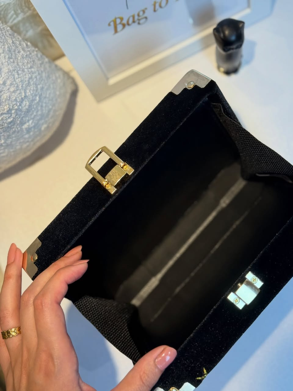 ⁨ سحر النجوم يلمع على المخمل الأسود 🌙⭐
حقيبة سوداء مخمل تطريز ومجسمات ذهبية فخمة 🤩
متوفرة للطلب 💌 
توصيل جميع المحافظات 🚗🪄
#رمضان_كريم 
‏#bagtobag 
#جنط 
#ستايل⁩


**إذا كنت صاحب هذا الإعلان وتريد حذفه لأي سبب، رجاءا أرسل رسالة إلى الدعم الفني**