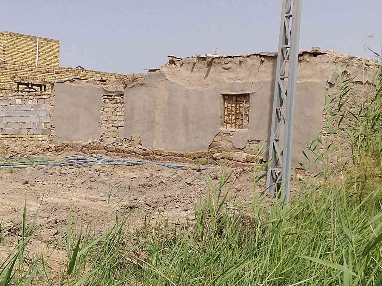 بيت للبيع الي ياخذه عرصه مساحته 200/متر مجمع الصادق السكني طريق الصلاحيه مساحته كلش جبيره مقابيله تبليط واناره مجاري مولد شارع وطني مستمر ‏‪***********‬‏للستفسار عله هاذه الرقم
