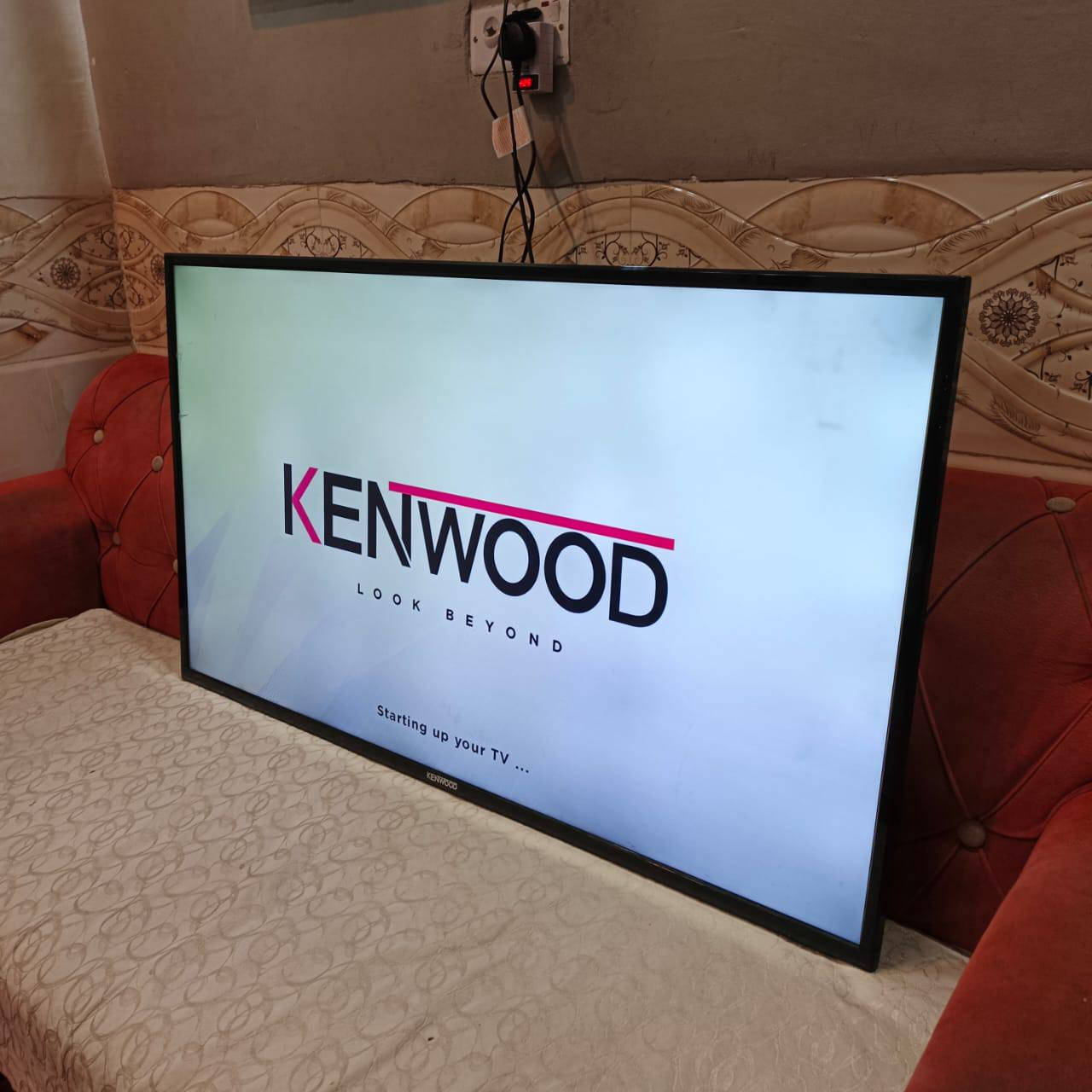 سلام عليكم
شاشه سمارت ماركة كينود حجم ٥٠ نظيفه مداخله تصليح 
تشتغل نت 
بيه عيب بسيط يرادله ايميل وومن اشغله اترست ثواني وترجع تشتغل السبب ماعرفله  السعر ١٥٠ الف 
***********
