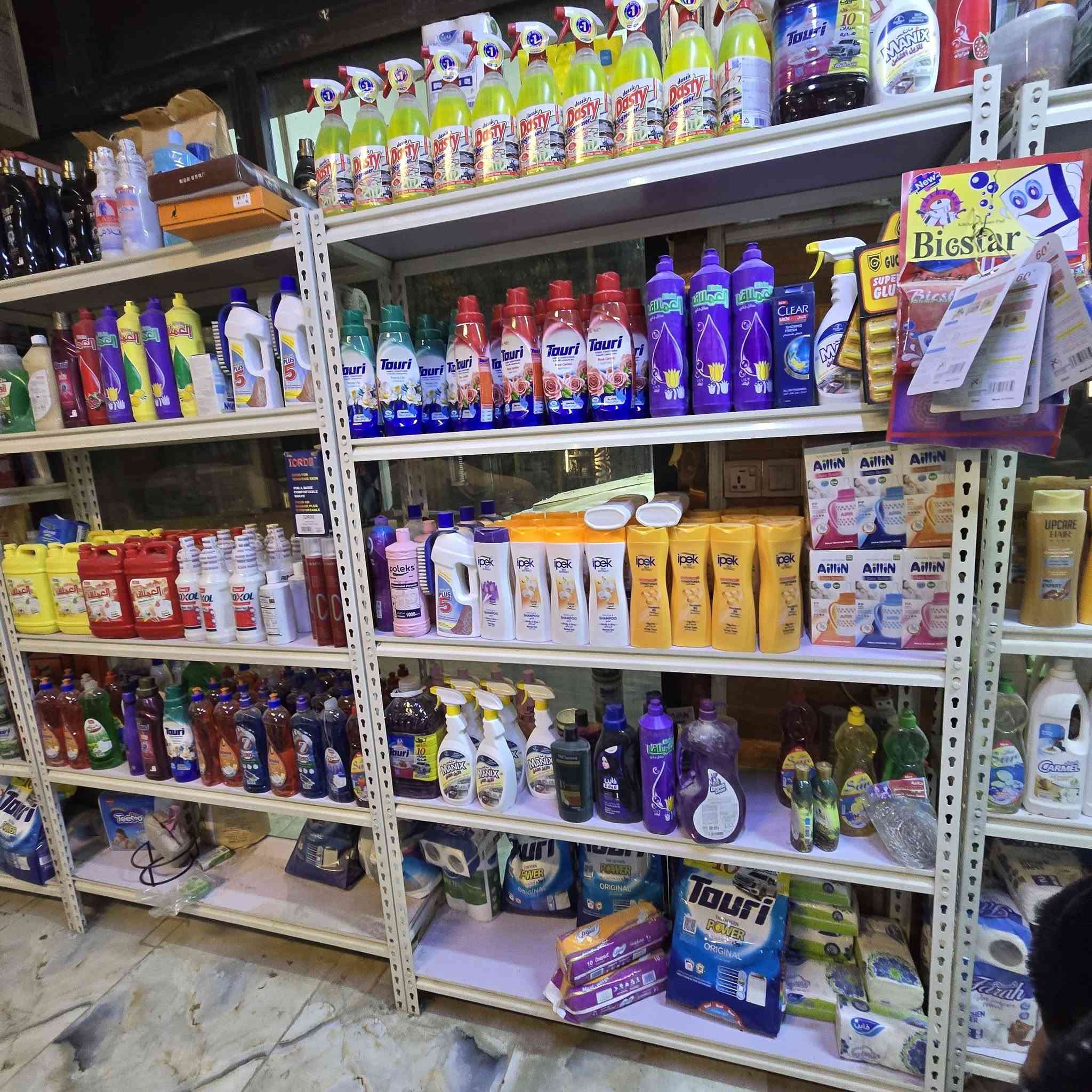 سلام عليكم يوجد رفوف حديد مع الخشب ما مستخدمات هواي للتواصل ***********
