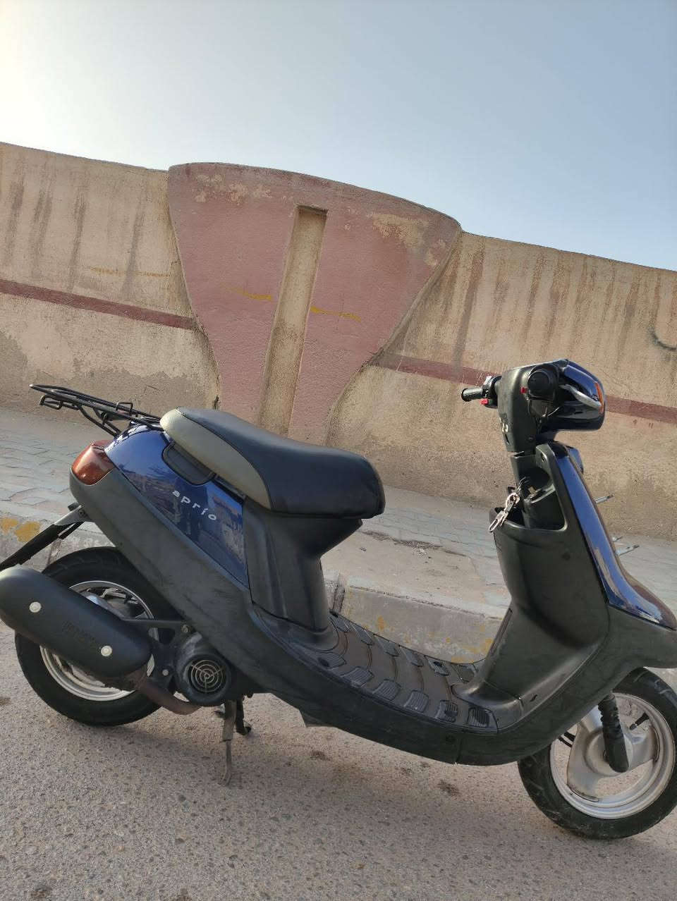 للبيع دراجه بطه موديل 2000 دراجه نضيفه  وصارلها نازله من الرمبه 5 اشهر وصلها عندي موجود ودبل سكليتر وشلعه ومعدل سعرها (550) وبيها مجال قليل  ومكاني كربلاءحي النصر للاستفسار اكثر خاص او واتساب ***********
