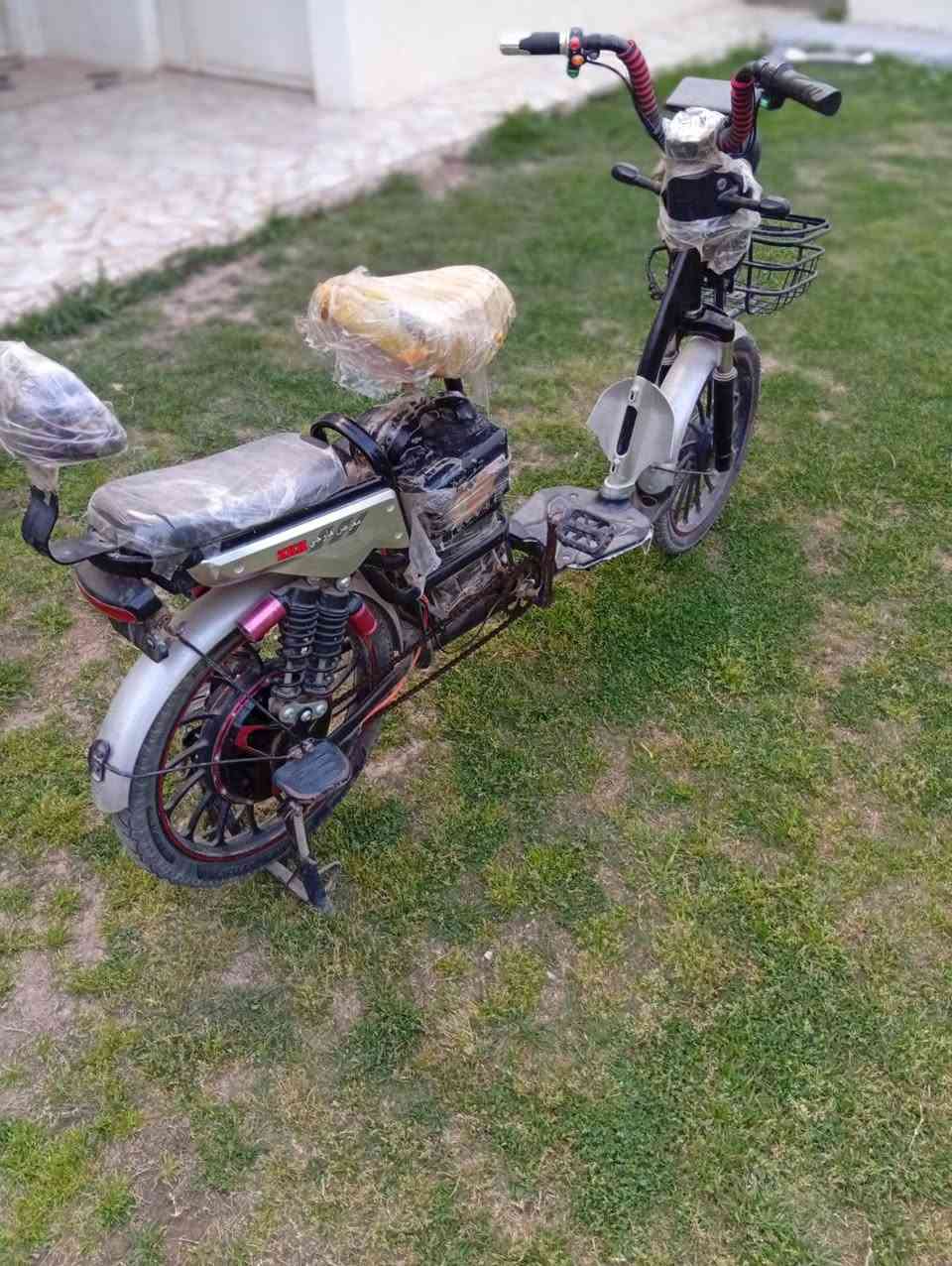 بايسكل شحن للبيع حجم 20 نضيف جدا مع شاحنه كامل السعر 175بي مجال قليل.  رقم الهاتف.***********.
