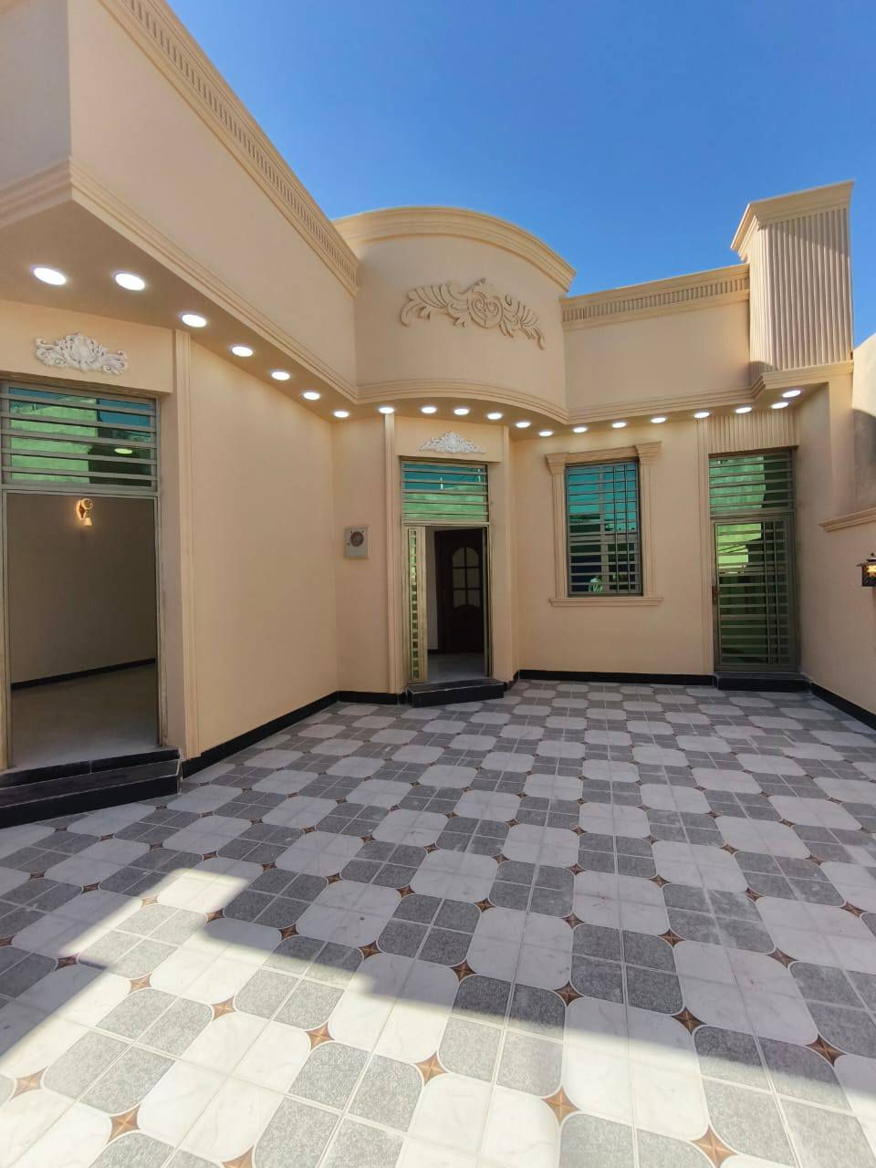 اسعد الله اوقاتكم بكل خير 🔷 
احبتي الكرام 
عن توفر دار سكن البيع المساحه 225متر 👌🏼
طابو زراعي عراقي وكاله ونسخه من الطابو ◼️ 
البيت جديد وفارق وجاهز السكن طبعن ما شاء الله البيت تحفه فنيه🛑
البيت يحتوي علا 
2قرف منام 
وصاله
وديوان 
ومطبخ
وصحيات داخلي وخارجي 🛑 
وكراج سياره 🔷
عنون البيت البصره ابو الخصيب شارع طريق الصحرا
وسعر هذه البيت 125اوبي مجال بسيط🔷🔷
باقي الستفسار علا الرقم 
***********
***********
