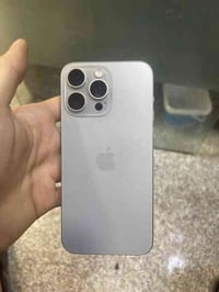 للبيع ايفون 15 pro max  ذاكره 256  بطاريه ٩٥ عدد الدورات ١٦٥  الجهاز ن...