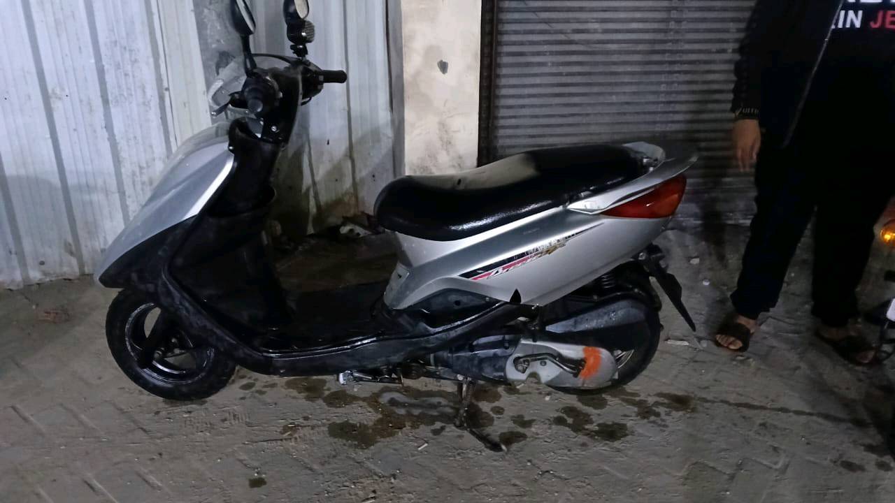 دراجة نارية مستعملة بحالة جيدة. مثالية للتنقل داخل المدينة بفضل تصميمها العملي والمريح. لونها فضي وجذابة للنظر. السعر قابل للتفاوض لمن يهمه الأمر.