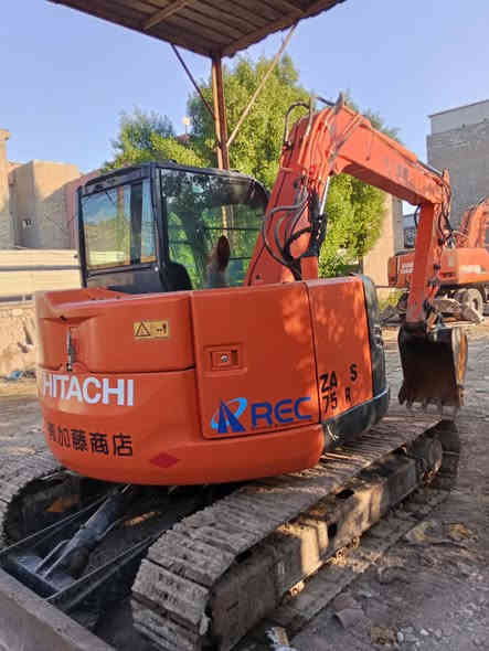 سلام عليكم حفارة صغير حجم 75 B5 كامل رقم بغداد بسمي  موديل 2016الهاتف ***********
