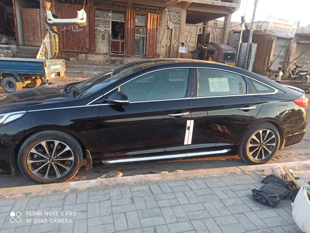 مواصفات هيونداي سوناتا 2016 ليمتد (وارد أمريكي) التفصيلية: المحرك والأداء:محرك \(2.4\) لتر 4 أسطوانات يعمل بالحقن المباشر.يتوفر خيار محرك \(2.0\) لتر تيربو بقوة 245 حصان في بعض الفئات.ناقل حركة أوتوماتيكي مع نظام توفير الوقود ECO ووضعيات قيادة (Sport/Normal).المواصفات الخارجية:فتحة سقف بانوراما.مصابيح أمامية زينون/LED مع كشافات ضباب.جنوط ألومنيوم قياس 17 أو 18 بوصة.دخول ذكي بدون مفتاح.المواصفات الداخلية والراحة:مقاعد جلدية بلمسات فاخرة.تحكم كهربائي بالمقاعد مع ذاكرة (Memory Seats).نظام صوتي ممتاز (Infinity).شاشة لمس مع نظام ملاحة، كاميرا خلفية، ودعم Bluetooth/USB/AUX.تبريد وتدفئة المقاعد .مكيف أوتوماتيكي مزدوج المناطق.الأمان والسلامة:نظام رادار متقدم لتفادي التصادم.نظام تحديد المسار (Lane Departure Warning).هاند بريك إلكتروني (Electronic Parking Brake).وسائد هوائية متعددة (أمامية، جانبية، وستائر)
السعر 145 وبيها مجال قليل 
للاستفسار اتصال فقط *********** العنوان كربلاء 

ملاحظه النمره بين 2و3 بيها هاف كلش قليل ماكو تأثير 
الكير سليم
