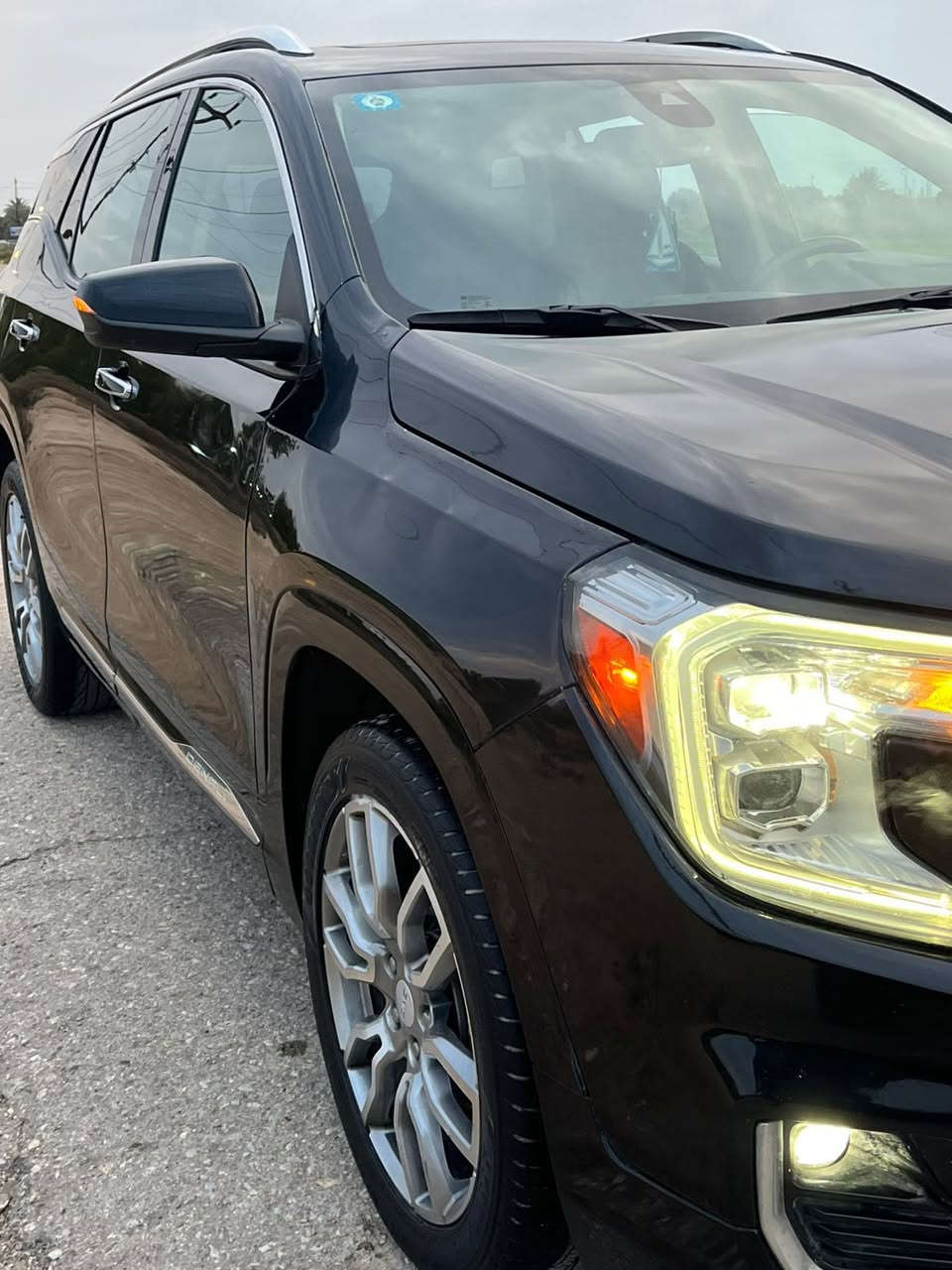 تيران 2022  فول مواصفات 1/1 

                        ‎•الضرر قبق جنطه + بنيد وبارد بالجاملغ الايمن فقط

رقم واسط دولي بأسمي تحويل مباشر 

السعر 173———

الاتصال ***********

السيارة: جي ام سي تيران لون اسود 

الموديل: 2022  فول مواصفات 1/1

بصمه تشغيل

4+4 فور ويل

المحرك: 1.500 L  (اربعة سلندر)

    العداد: 109الف ميل  

لايتات زينون عالي وناصي مع حاجب LED   ‎

تحكم فول كهرباء لكرسي السائق

شاشة الدشبول حجم كبير للتحكم بايعازات السيارة

تبريد قطعتين امامي وخلفي

تدفئة لكراسي المقدمة
تدفئة بالستيرن
سايد بريك دگمة
بنوراما 
سستم صوت BOSE 
تحكم ستيرن جهتين بلوتوث وحاكية وكروس سرعة وتحكم صوت 

نظام ABS مانع انزلاقق 

مكان السياره واسط
