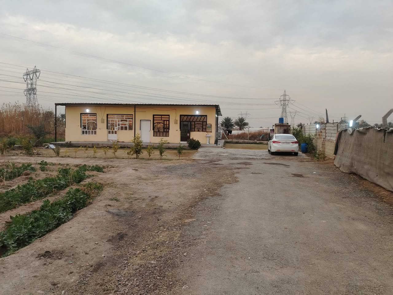 سلام عليكم بيت مساحه 850 متر طابو ملك صرف زراعي المكان بغداد المدائن البانروما مقابل اللواء متوفر جميع الخدمات من ماء وكهربا وتبليط والي يريد يسويه مزرعه يستفاد معزوله ومكانه جبير كلش والسوق مايبعد عنه هواي تكدر تروحله مشي  والتفاصيل بعد أكبر الي يريد يجي خاص ويشوفه كامله السعر 135 وبي مجال بصيط الشراي يتصل على الرقم ***********
