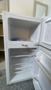 ثلاجه 6 قدم للبيع مستعمله استعمال قليل  السعر 90 مكاني بغداد كراده 078...