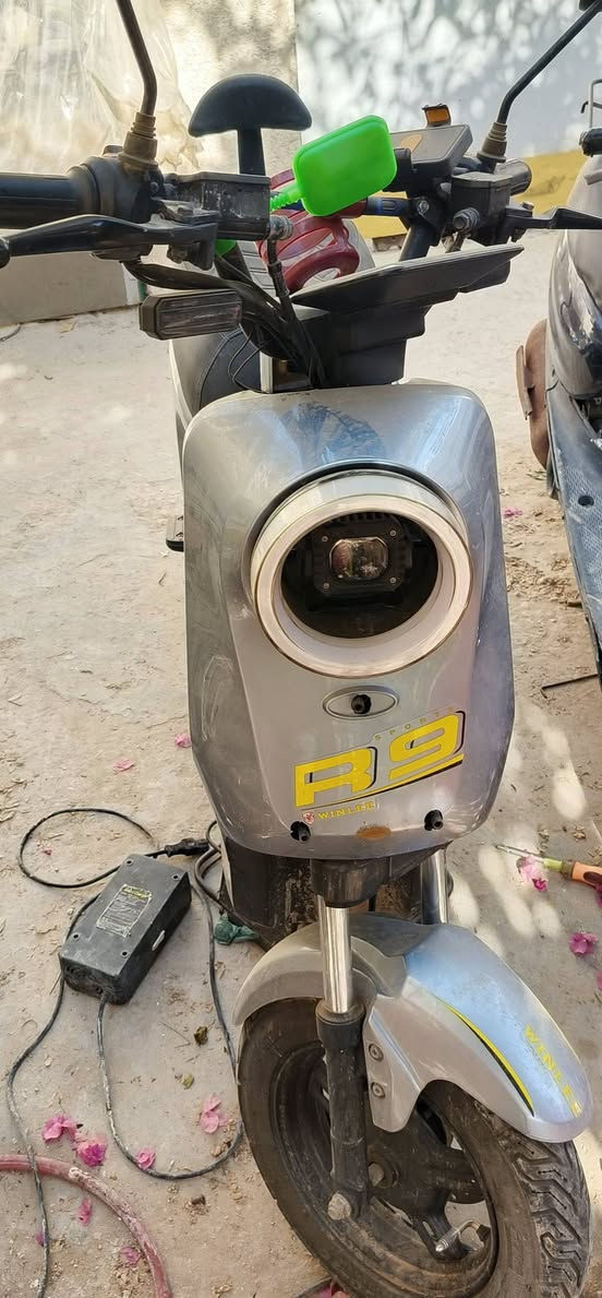 سلام عليكم باسكل شحن r9 للبيع بسعر 250الف  نقصه بطاريات الاستفسار خاص اوعل الرقم  ***********
