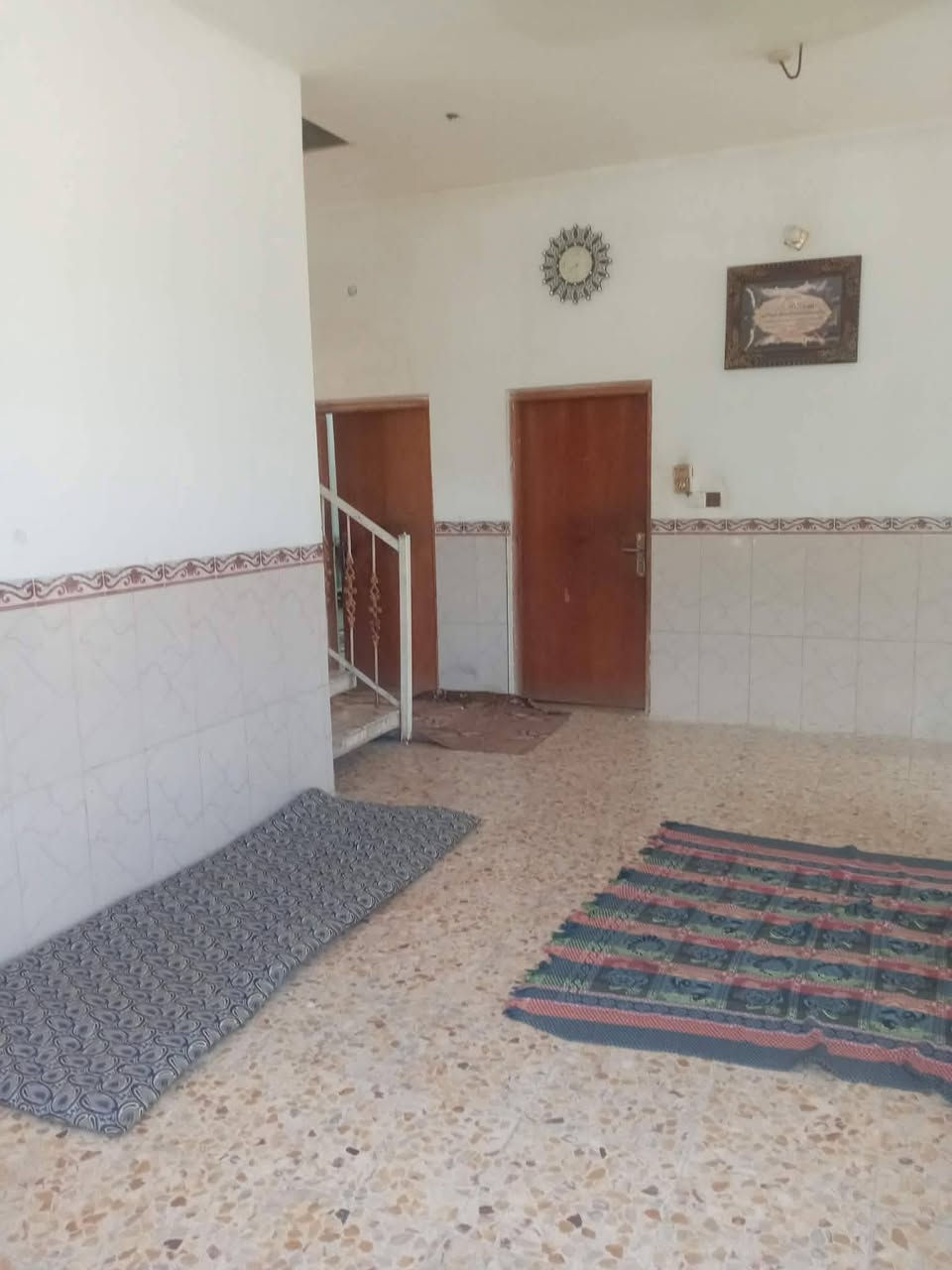 السلام عليكم .بيت للبيع طابو صرف .العنوان حي الزهراء قرب مدرسه الوقف الشيعي قريب جدا من الولايه .موقع منتاز على شارع عرضه 10متر .كافه الخدمات ماء كهرباء مجاري .المساحه الكليه 272 م  بناء حديث وجديد  طابوق والسقف صب كونكريت. الواجهه 16 م والنزال 17 م. يتكون البيت من غرفتين نوم 
واستقبال وصاله ومطبخ حار 
وبارد وصيحات خارجيه وداخليه
ومناور.. البيت مامطلوب لا سلفه ولا قرض يعني تكدر تسحب عليه سلفه أو قرض اسكان  .السعر مناسب قياسا مع الاسعار.السعر 130 وبي مجال للشراي ...للاستفسار تفضل خاص او اتصل ب *********** بيه واتساب
