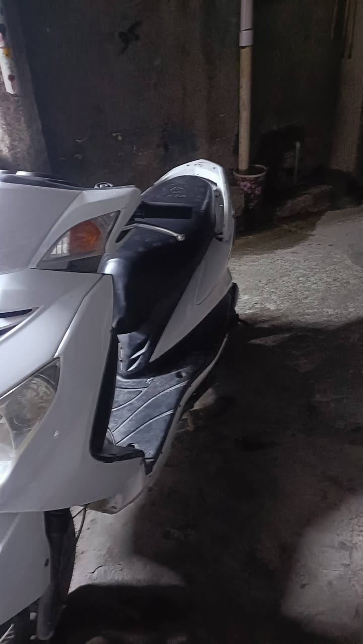 سلام عليكم للبيع سكنس فحل نوزل الدراجة شخالة سلف بس القايش مقطوع *********** السعر 350 أو بيها مجال
