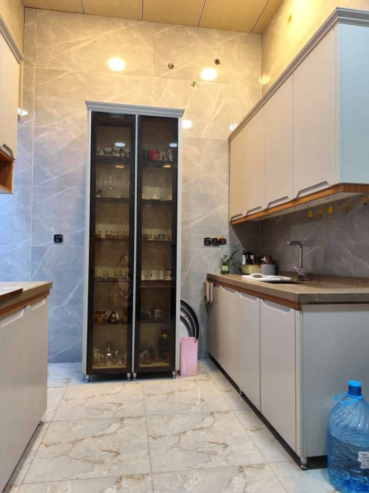 🏡 بيت للبيع – محولة الزهير / أبي الخصيب 🏡
فرصة نادرة بمساحة 400 متر في أفضل مناطق أبي الخصيب
بناء حديث بإشراف المهندس سامر الديوان

✨ طابقين – طابوق كامل – تصميم فيلا

🏠 الطابق الأول:
غرفة + صالة كبيرة + ديوان واسع + مطبخ حار وبارد + صحيات + كراج + حديقة

🏠 الطابق الثاني:
3 غرف (إحداهن ماستر) + صالة كبيرة

📍 شارع 10 متر + مدخل 13 متر وأكثر
📸 تصوير كامل من الأساس إلى التشطيب
المنطقة راقية جدا كل البناء فيها عبارة عن فلل 

🎁 70% من الأثاث هدية مع البيت

💰 السعر: 475 مليون قابل للتفاوض

📞 مكتب عقارات العمران
 ***********
