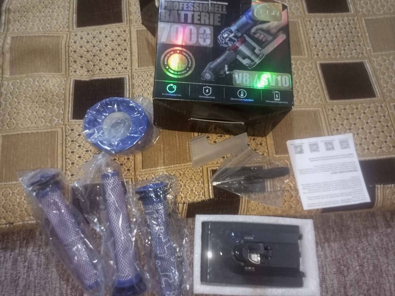 ذا المنتج عبارة عن بطارية بديلة وملحقات (فلاتر) لمكنسة دايسون اللاسلكية طراز V8/SV10. 
نوع المنتج: بطارية قابلة للشحن وفلاتر.
التوافق: مصممة خصيصًا لسلسلة أجهزة Dyson V8، بما في ذلك طرازات SV10.
السعة: تشير العبوة إلى سعة عالية تبلغ 7000 مللي أمبير في الساعة.
الجهد: تعمل بجهد كهربائي 21.6 فولت.
الميزات: تتضمن حماية مدمجة من الشحن الزائد والارتفاع في درجة الحرارة. دهوك, العراق


**إذا كنت صاحب هذا الإعلان وتريد حذفه لأي سبب، رجاءا أرسل رسالة إلى الدعم الفني**