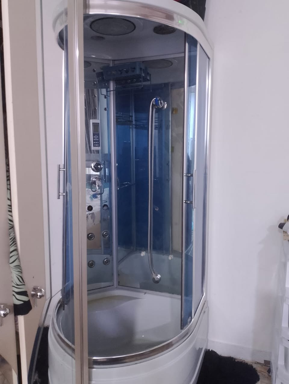 للبيع حمام تركي قياس ٩٠*٩٠ شغال ما بي شي موسيقى شغاله و٣ انواع دوش جانبي ومن الاعلى ومتحرك السعر ٥٠٠ وبي مجال تواصل ماسنجر او واتساب واتصال على الرقم التالي ***********
