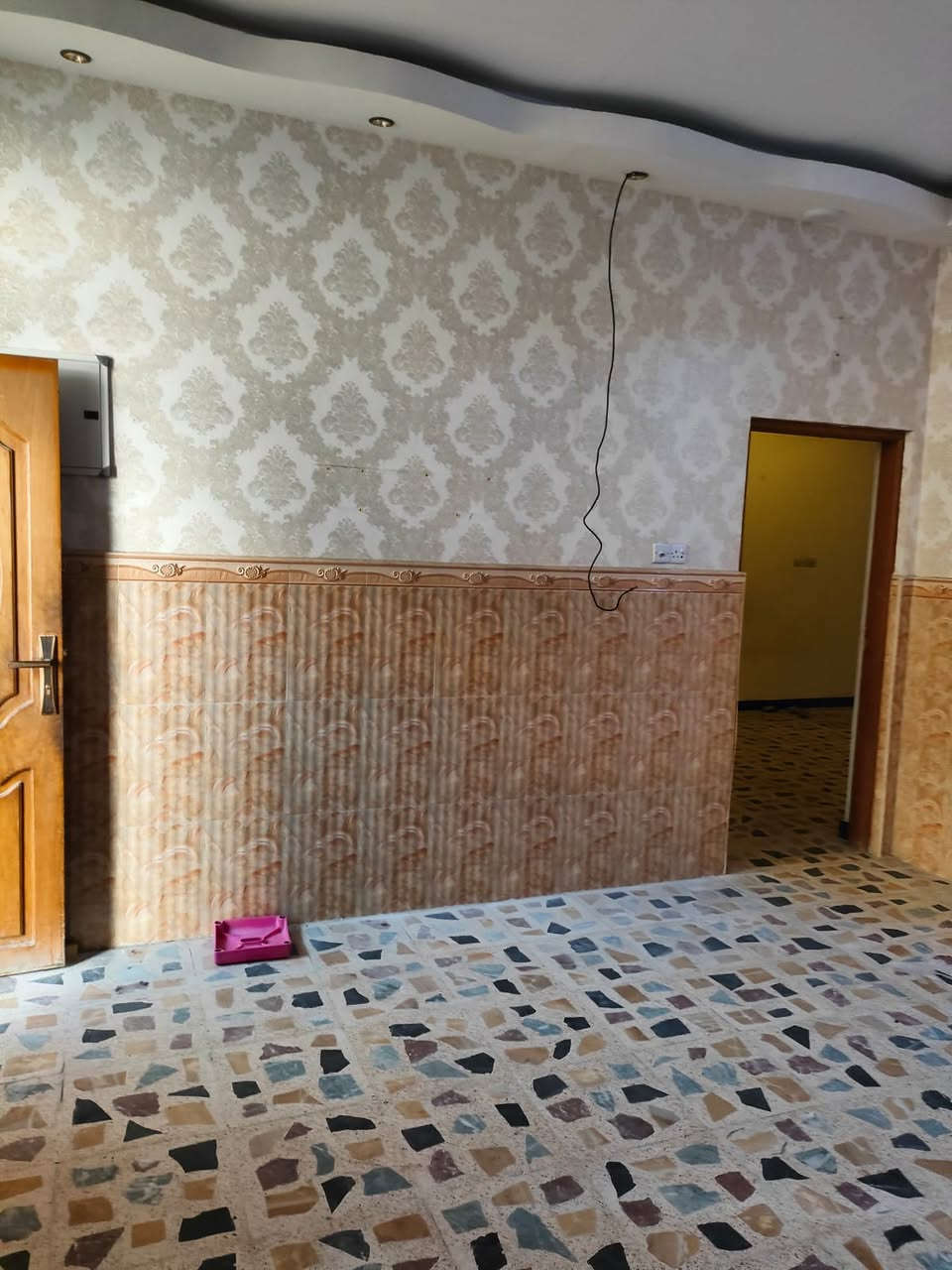 سلام عليكم بيت اللايجار بل جمهوريه قاط اول ترج معزول متكون من غرفتين بيت نضيف سعر اللايجار 500قفل بشارع مكاتب
***********
