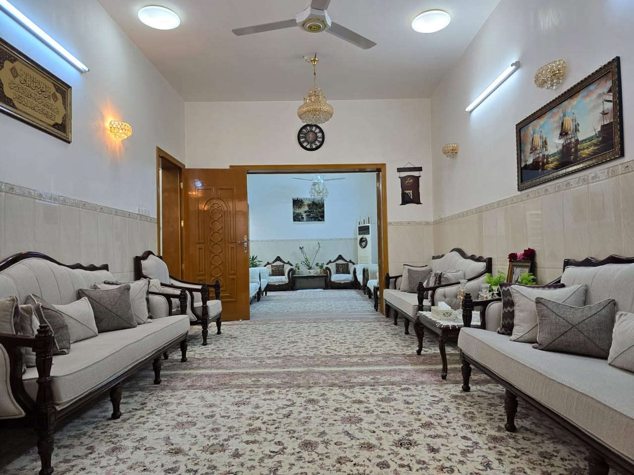 🏡 دار فاخر للبيع في كربلاء المقدسة – حي النقيب

📢 إعلان رقم (833)

هل تبحث عن بيت راقٍ، موقع ممتاز، وتشطيب حديث؟
هذا العرض مناسب للسكن والاستثمار معاً 👌

📍 الموقع: كربلاء المقدسة – حي النقيب / ثالث بيت عن الشارع العام
📐 المساحة: 150 متر مربع
🔹 طابو صرف
🔹 موقع ركن مميز

🏠 مواصفات الدار:
✨ طابقين ونصف بتصميم عصري
✨ أرضيات مرمر فخم (الطابق الأول)
✨ گرانيت أنيق (الثاني والثالث)
✨ مطبخان (حار + بارد)
✨ نظام كاميرات مراقبة كامل
✨ عاكس كهرباء ثري فيز

🔸 الطابق الثاني:
▪️ غرفة ماستر
▪️ مطبخ
▪️ حمام كبير
▪️ هول واسع

🔸 الطابق الثالث:
▪️ غرفة إضافية

💎 موقع هادئ + بناء حديث + مواصفات كاملة = فرصة لا تعوّض

📞 للاستفسار والحجز:
***********
***********
***********

📍 العنوان:
كربلاء المقدسة – حي الحسين – شارع المصلحة
