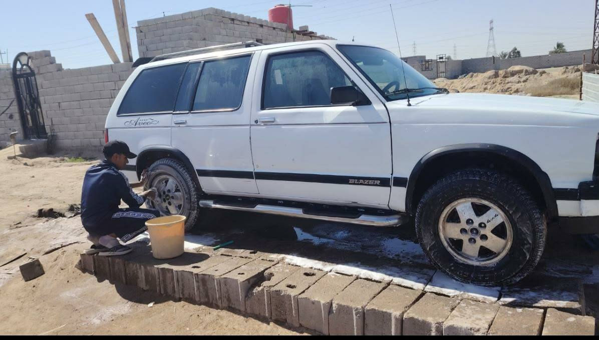 سلام عليكم بلايزر للبيع ٩١ محرك٦سلندر يخبل  كير خير من الله... حلاب مو كابريتر مكينه٣٠٥.
السعر ٣٥ وبيها مجال مكاني بصره خور الزبير ***********

