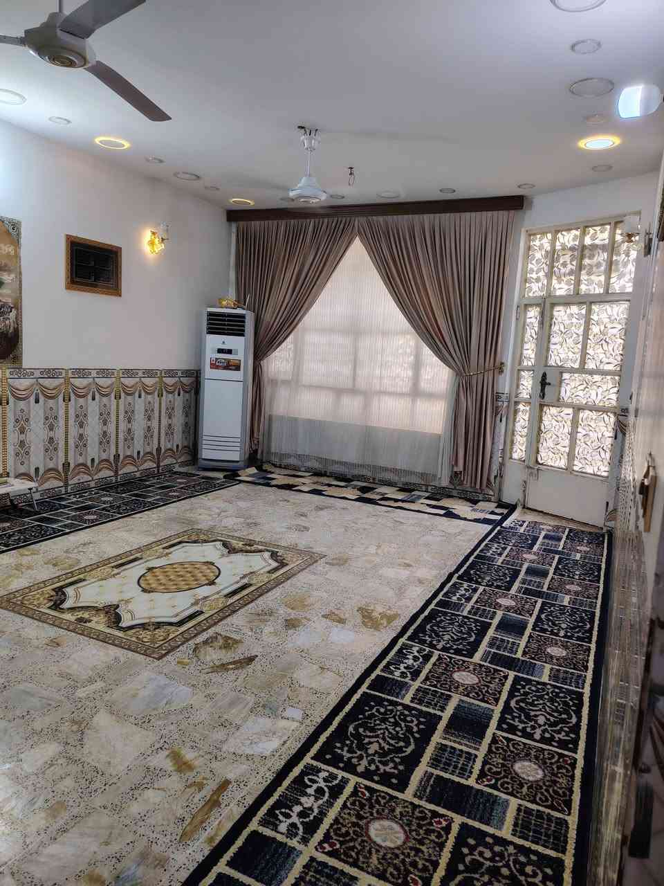 بيت للبيع٢٠٠م زراعي بيت غلام خلف السده طابقين
طابق١ طرمه
حمام +تواليت خارجي
 استقبال 7*5
مطبخ 5*4
صاله 8*4
حمام معزول +تواليت معزوله
مناور ٢يمين البيت ويساره
غرفتين 5*4
طابق الثاني غرفتين
الغرفه الأولى 7*5
الغرفه الثانيه 5*4
حمام جبير 
صاله8*4
وصطح خلفي 10*5  ينبني بي غرفتين
وفوك بيتونه جبيره وصطح
*********** واتساب او اتصال
***********
