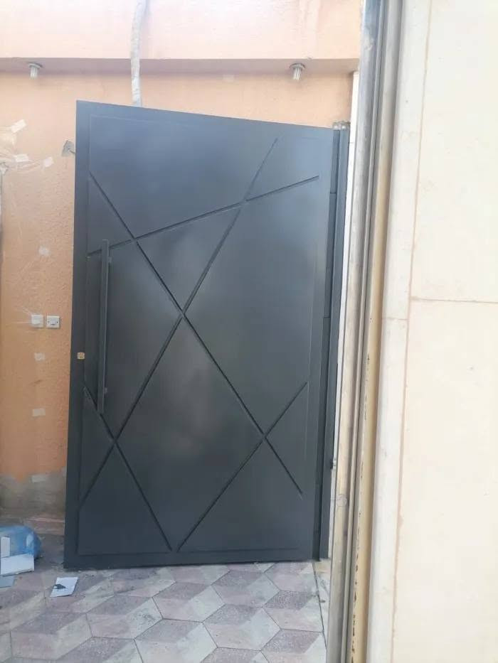 السلام عليكم حداد لحام مصري متنقل متواجد بالكراده داخل اللي يريد   شغل  خادم  تحياتي للجميع
*********** ***********
الرقمين بيهم واتساب للتواصل 🇮🇶🇪🇬

