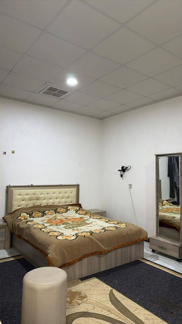 السلام عليكم
غرفة تركي وقنبات وثلاجة انضاف استعمال قليل وميز طعام وكراسي جدد وباقي اغراض بيتي مثل ثلاجة ماي و كنفيرة محافير اثاث بيت يعني 
***********
***********
