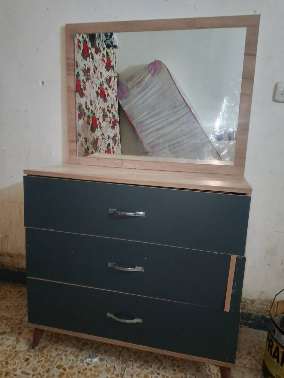 غرفه كامله بس صومايه مابيها رقم تواصل *********** واتساب متواجد مكاني بغداد حي  الامين
