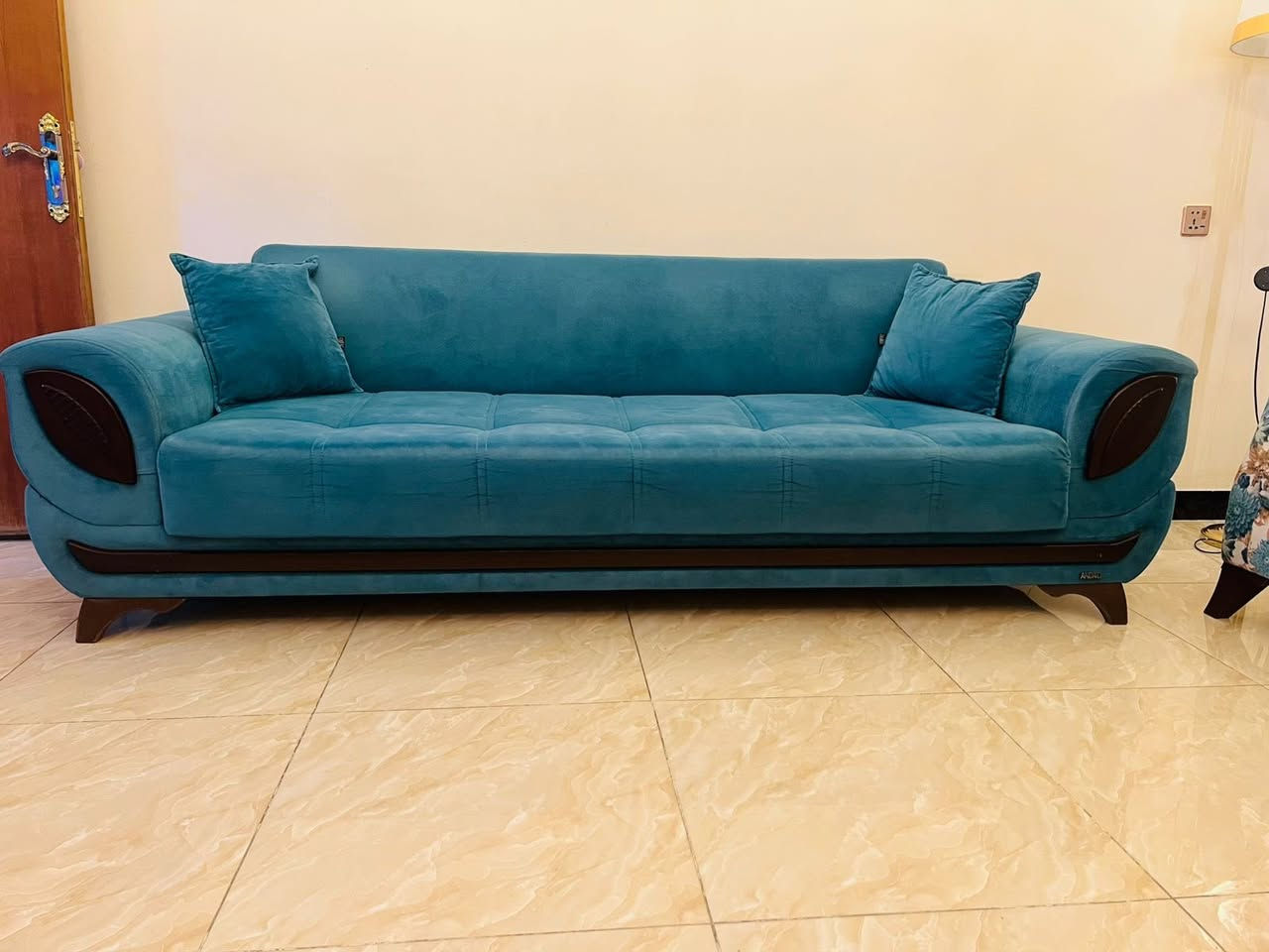 من رخصة الادمن المحترم 
تخم 10 مقاعد تركي ثقيل ماركة انداش يتكون من قنفه 3 مقاعد كبيره عدد (2) وكراسي عدد (2) مع قنفة 2 مقاعد عدد واحد مع كوشات ومساند ظهر نفس لون الكراسي نظيف لا جلغ ولا شك ولا كسر ولا اسفنج نازل مخزن كبير وسرير الظهر
***********
