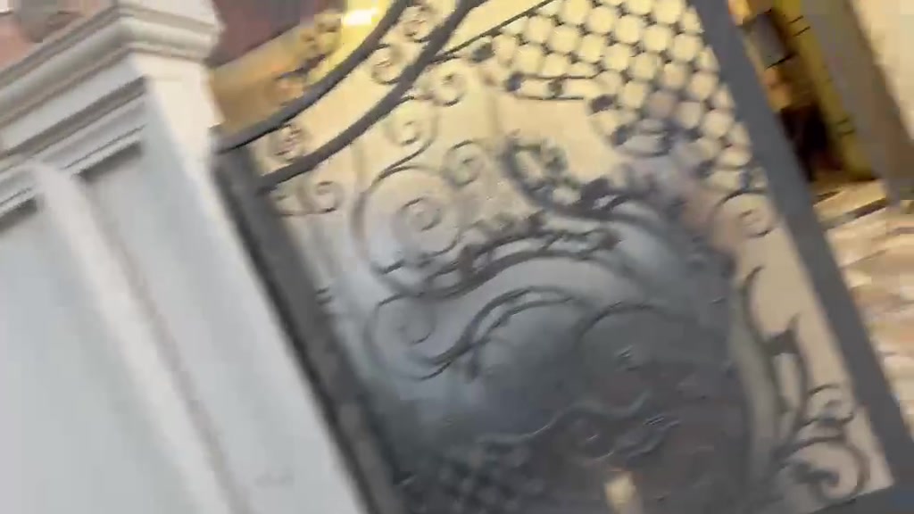 بيت زراعي ٢٠٠م طابقين خلف مرطبات السيد طريق بغداد كامل موصفات مكتب السفير العقار مقابل دائراة معوقين قرب مدرسة باباكركر الاهليه ***********مكتب
