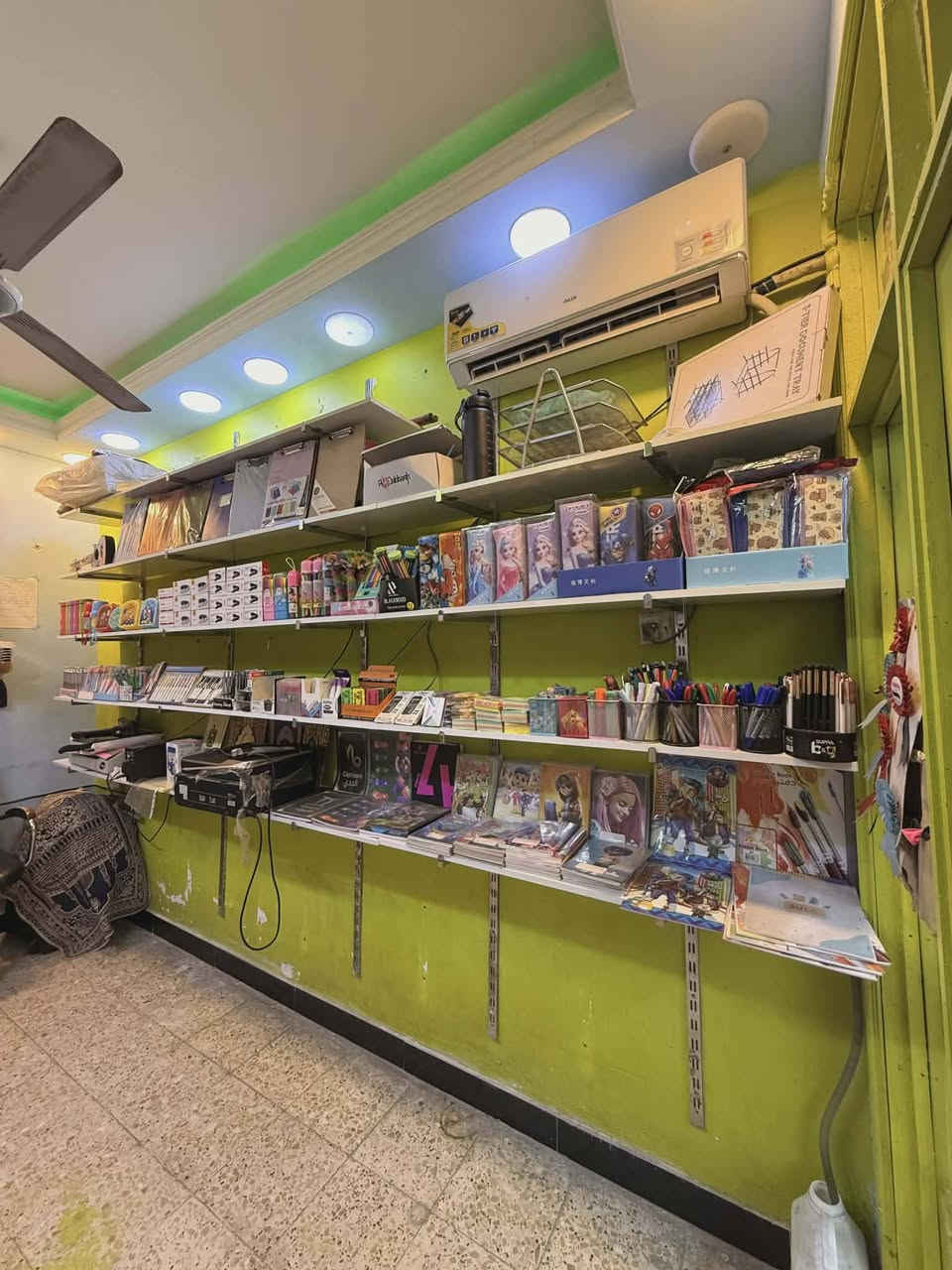 فرصة استثمارية مميزة – مكتبة للبيع 
 في موقع استراتيجي وحيوي ومميز،

يوجد قرب المكتبة ٤ مدارس كل مدرسة اداوم شفتين يعني 8 مدارس قرب المكتبة،

تتمتع المكتبة بسمعة جيدة وقاعدة زبائن ثابتة بجانب مدرسة تعمل بنظام الفترتين الصباحية والمسائية، مما يضمن حركة مستمرة للطلاب وأولياء الأمور طوال اليوم.

✅  موقع ممتاز وحركة نشطة
✅  قاعدة زبائن جاهزة
 ✅ مناسبة لبيع القرطاسية واللوازم المدرسية والخدمات المكتبية
✅ تجهيزات كاملة و أرفف منظمة
✅ تشكيلة متنوعة من القرطاسية واللوازم المدرسية والمكتبية
✅ موقع مناسب وقريب من المدارس والمناطق السكنية 
✅  يوجد ماكينة كتر
✅ جاهزة للاستمرار والعمل مباشرة دون الحاجة لتجهيزات إضافية
✅ فرصة ممتازة للراغبين في بدء مشروع ناجح 

سبب البيع: التفرغ لأعمال أخرى.

العنوان:بغداد ابو دشير شارع مستوصف التحدي قرب مدرسة الفيالق

سعر المكتبة 4 مليون

للمهتمين والاستفسار يرجى التواصل خاص


**إذا كنت صاحب هذا الإعلان وتريد حذفه لأي سبب، رجاءا أرسل رسالة إلى الدعم الفني**