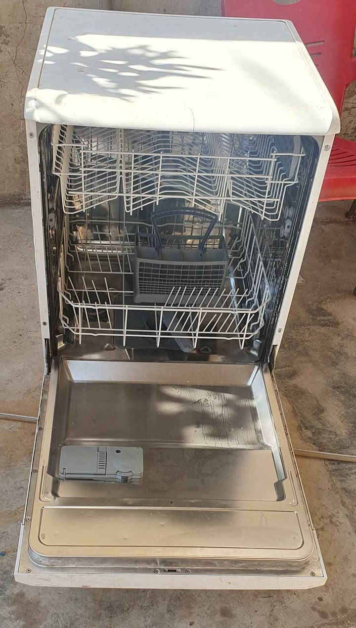 السلام عليكم،
معروض للبيع غسالة أطباق بيلكو (Beko) الأصلية، موديل DFN 1503، 

​كفاءة الطاقة: فئة +A (اقتصادية وموفرة جداً في استهلاك الكهرباء والماء).
​البرامج: تحتوي على 5 برامج غسيل 

شغالة على الفحص 

السعر ١٥٠ الف و بيها مجال
العنوان  الانبار،  الفلوجة 

التواصل: *********** الفلوجة, الأنبار
