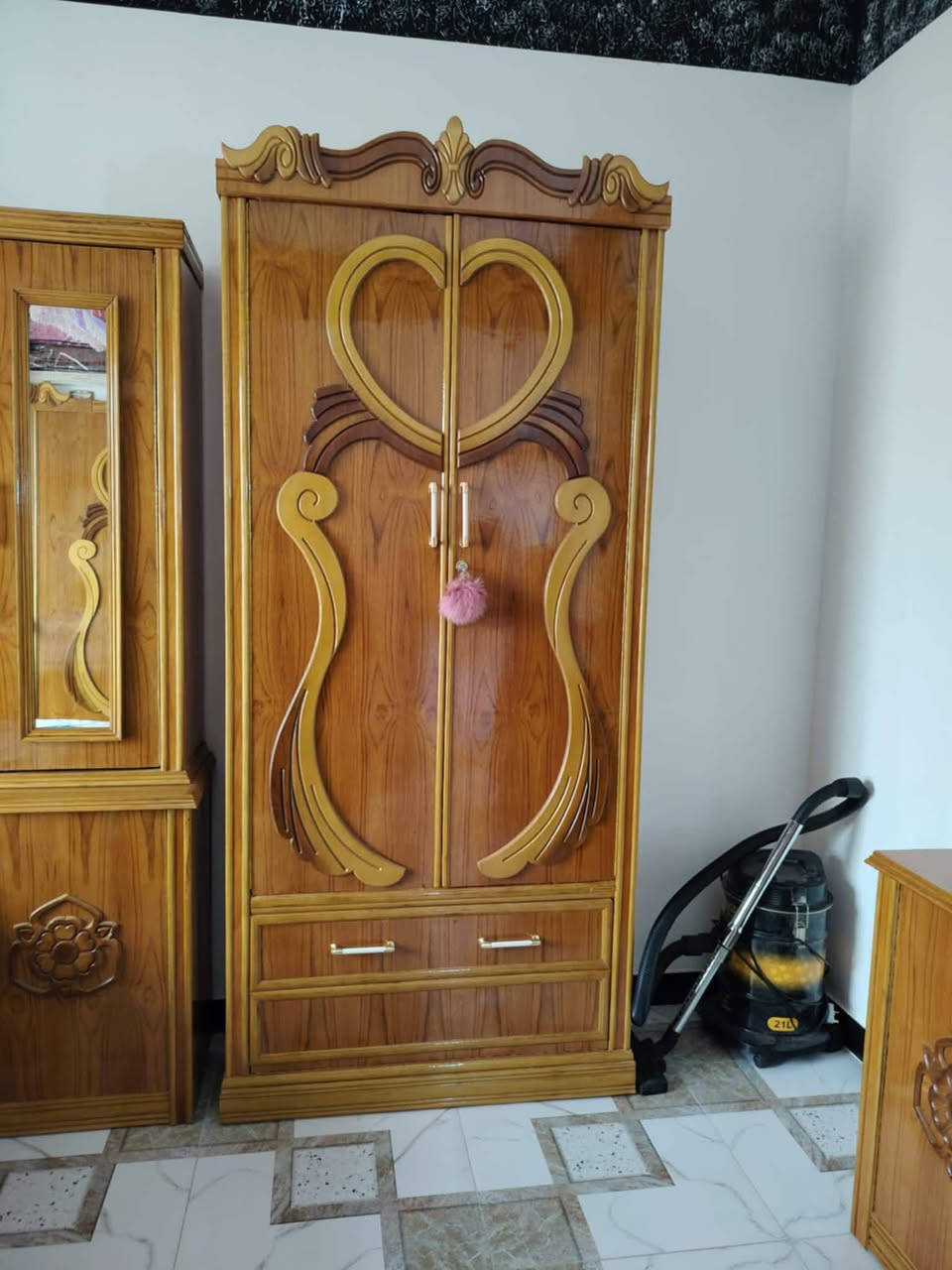 السلام عليكم يوجد لدينا غرفه اخشاب مستعمله للبيع لل استفسار
***********
