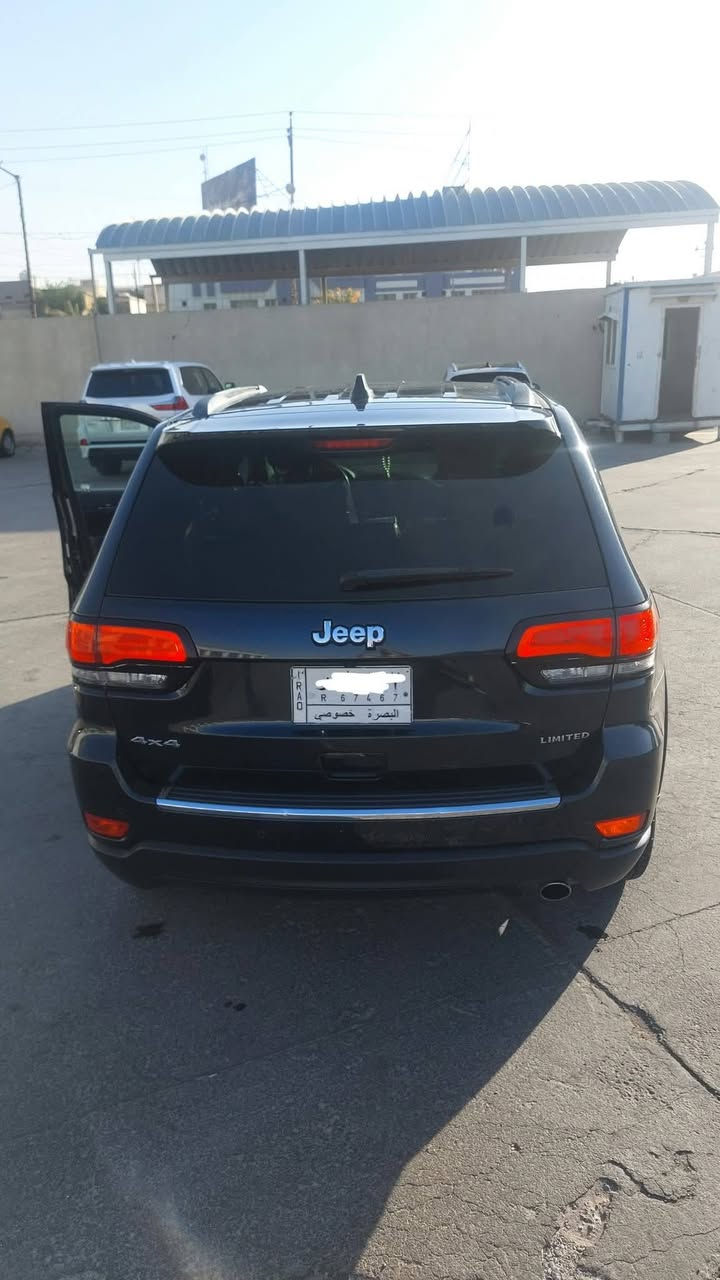 جيب كراند شيروكي لمتد 2019  وارد اميركي السيارة مغلفة ppf وايضا صور الحادث مالت  السيارةمرفقة و  السيارة بحالة جيدة جدا 
الدواخل سودة 
محرك V6 سعة 3.6 لتر – 295 حصان – ناقل أوتوماتيك 8 سرعات – دفع رباعي.

المقاعد: جلد – أمامية كهربائية مع ذاكرة + تبريد وتدفئة – خلفية مدفأة – مقود جلد مدفأ.

الراحة: فتحة سقف بانوراما – تكييف أوتوماتيك ثنائي المناطق – دخول وتشغيل بصمة – صندوق خلفي كهربائي.

التقنيات: شاشة Uconnect لمس 8.4 إنش – GPS – Apple CarPlay / Android Auto – بلوتوث / USB / AUX – نظام صوتي فاخر.

السلامة: كاميرا خلفية – حساسات أمامية وخلفية – مراقبة النقطة العمياء – تنبيه مرور خلفي – رادار – مثبت سرعة متكيف – فرامل طوارئ.

الخارجية: مصابيح LED نهارية + زينون HID – جنوط ألمنيوم 18 أو 20 إنش – مرايا كهربائية قابلة للطي ومدفأة – زجاج مظلل.

السعة: 5 ركاب – سعة تحميل 36 قدم3 وتصل 68 قدم3 مع طي المقاعد.
البصرة
***********

السعر 250
#جيب
#كراندشيروكي
