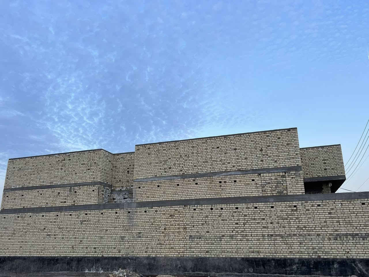 بيت للبيع هيكل كامل طابق واحد بناء جديد بناء طابوق شغل درجه اولى يحتوي على غرفتين منام دوانيه مطبخ حار بارد مفتوح ع صاله مجمع صحيات $منطقه الصالحيه يبعد عن شارع الصالحيه العام ٣٠٠ متر قرب مدارس الريف الزاهر $السعر ٩٨مليون وبي مجال قليل الاستفسار الاتصال ع الرقم &*********** مساحه البيت ٢٠٠متر
