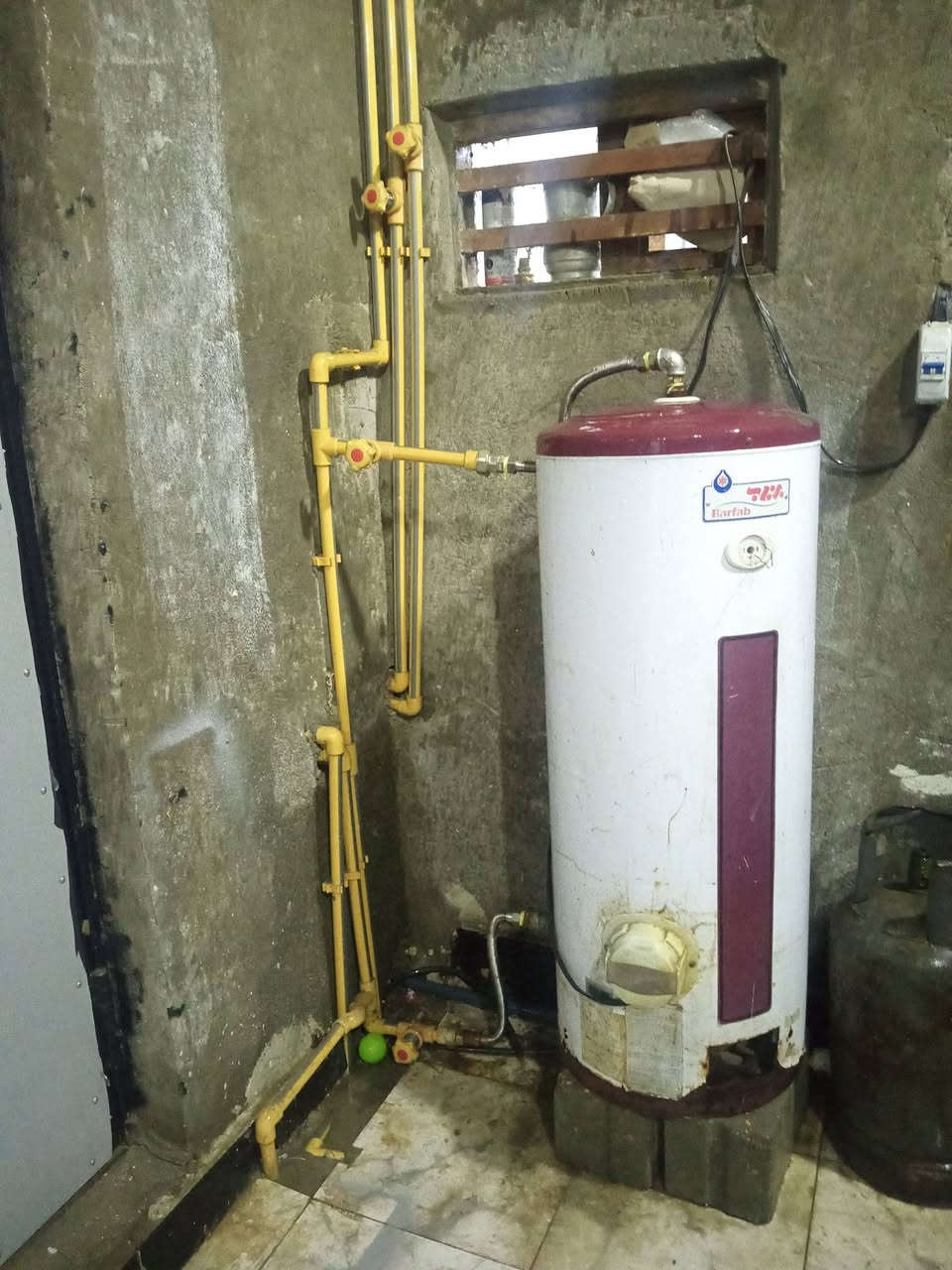 السلام عليكم ... سخان گيزر نوع برفاب ثقيل جدا مع الهيتر واوتماتي تجي تفتح وتاخذ شغال  للاستفسار اكثر يرجا مراسلة الصفحه او الاتصال ع رقم *********** وات ساب
