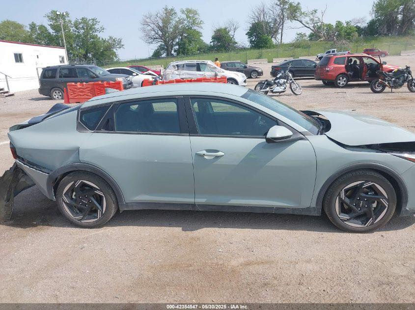 السلام عليكم
k4 موديل 2025 دخول جديد بدون رقم فحص موقت وارد امريكي ماشية 5000مايل يعني زيرو تتحول باسم المشتري الحادث بنيد مصلح ومصبوغ نفسه وتبديل قبغ الصندوق اصلي غير لون ومصبوغ بدون ايرباك بدون دواخل مع بارد بالحاملوغ الخلفي على كد شبر السيارة نوع EX فول ما عدا الفتحةالسيارة نظيفة جدا وتصليح درجة اولى 
العنوان بغداد الاعلام *********** زيد 
السعر ١٦٠$ وبيها مجال
