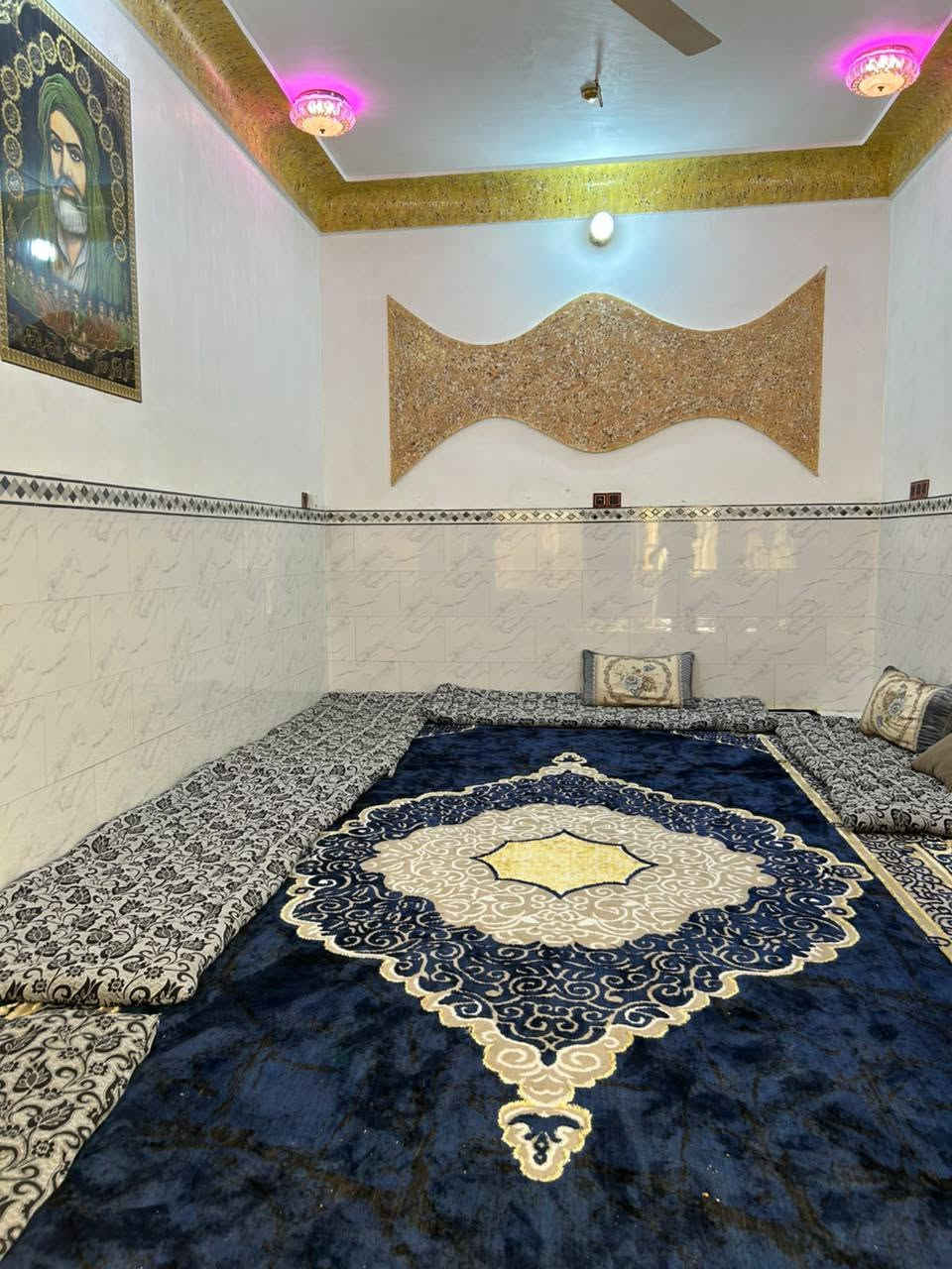 السلام عليكم
بيت قرب سيد كريم مقابل حي الغدير  ثاني فرع مساحة 130 متر طابو زراعي بيت مرتب صب كونكريت غرفه وصالة واستقبال ومطبخ صحيات خارجية وحمام داخلي بيت نظيف جدا ملبوخ ومصبوغ وكامل ارضية بوسلين  كافة الخدمات ماء كهرباء شارع نظيف وياه كاونتر لان ميرهم يتفلش الكاونتر
الي مهتم بهيج بيت يتصل 
***********
