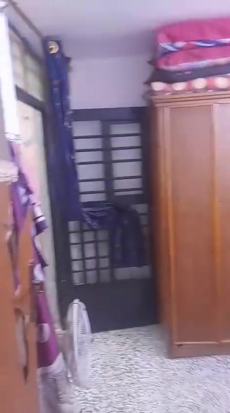 مشتمل ١٠٠ متر  طابو صرف اسمي معالف قرب السوك  مربع (خلفي) يعني تمشي ممر ١٠ متر يكبر بيت ١٠×١٠ .. يحتوي ع غرفه نوع او  إستقبال.  غرفه صغيره  مطبخ او حمام مشترك او واحد خارجي  طابق ارضي ترميم جديد  كله  مجاري او بواري مي او سيراميك.  ذاب عليه ١٠  مليون.. سعر ٧٥ بي مجال الطيبين او تريد اخذ صافي ٦٥ لا بلديه ولا ضريبه عليك بس اتكفل مي كهرباء عليه اصفرهن..وتساب ***********
