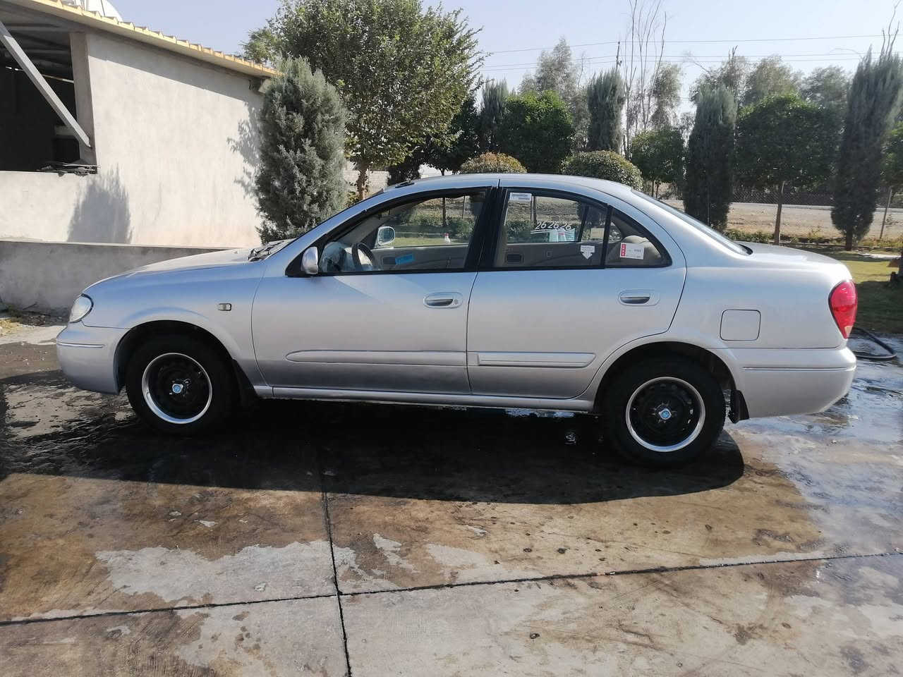 سەنی ٢٠٠٤
مەکینە ١٦

گێڕ و مەکینە بێ عەیب

سەنەوی تاکو ٢٠٢٨ تازەیە

یەك قەترە ڕۆن کەم ناکات بیلاد سلڤەر

تەکسی خۆم بووە کردوومەتەوە بە سلڤەر

تەبریت لەسەر سویچ

هەیکەلی وەکو شوشە وایە

پێشی هیچی پێوەنییە تەنها بستێکی لای چەمەلوغی سایەقە، تەنانەت شوێن دەبەی ئاوەکەشی ساغ و سەلامەتە دوای قرچێکی هەیە.

سعر ٥٧ وەرەقە و کەمێک مەجال

***********
