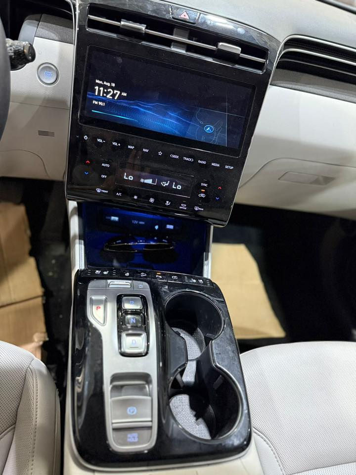 توسان ٢٣ بدون ايرباك توويل مرغوب رقم بغداد ماشيه ١٨ميل جديده سياره سعر ٢٣٥وبيه مجال ***********صور ضرر بمنشور
